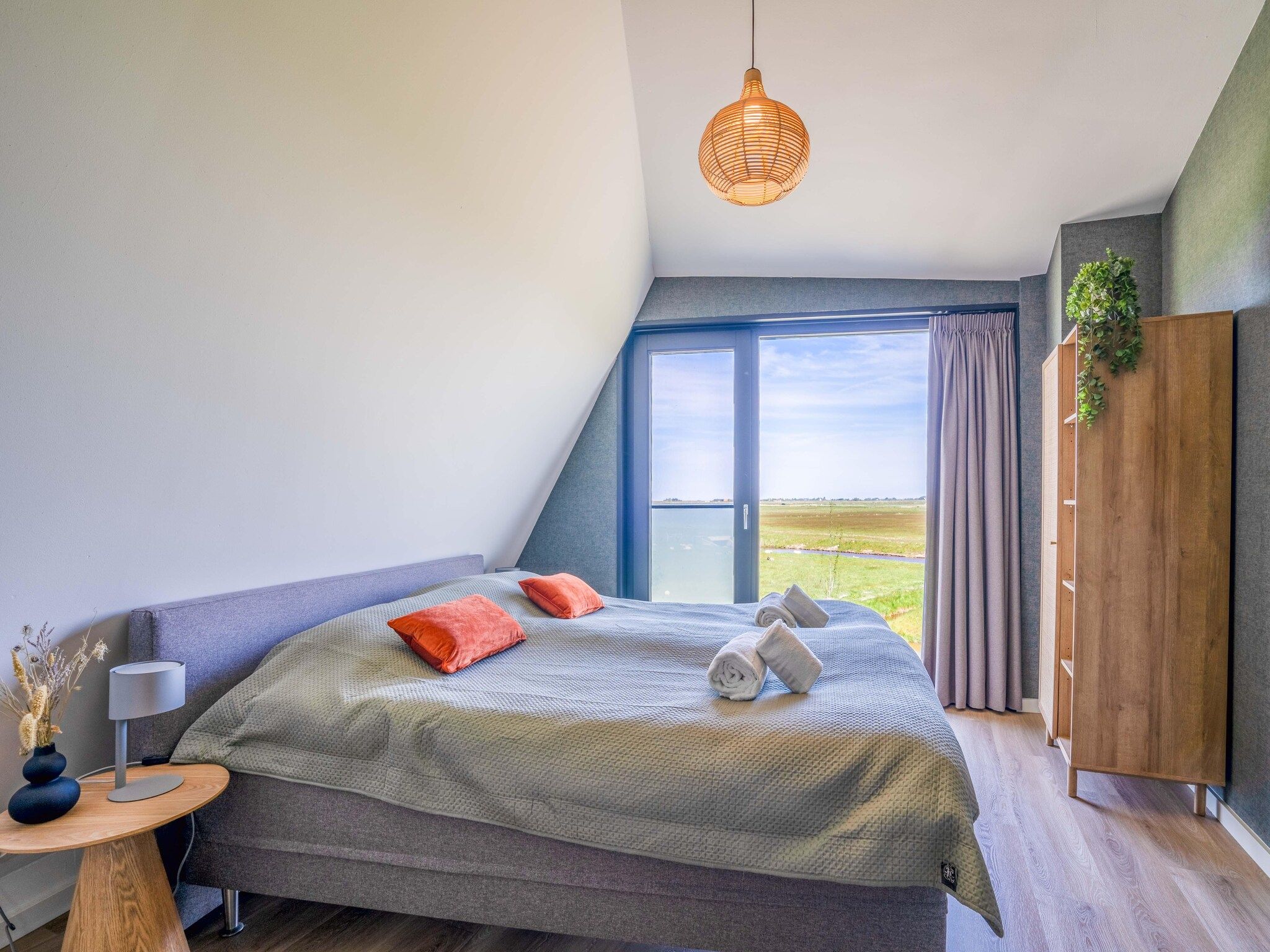 Een slaapkamer van Waalburght 24 in De Waal