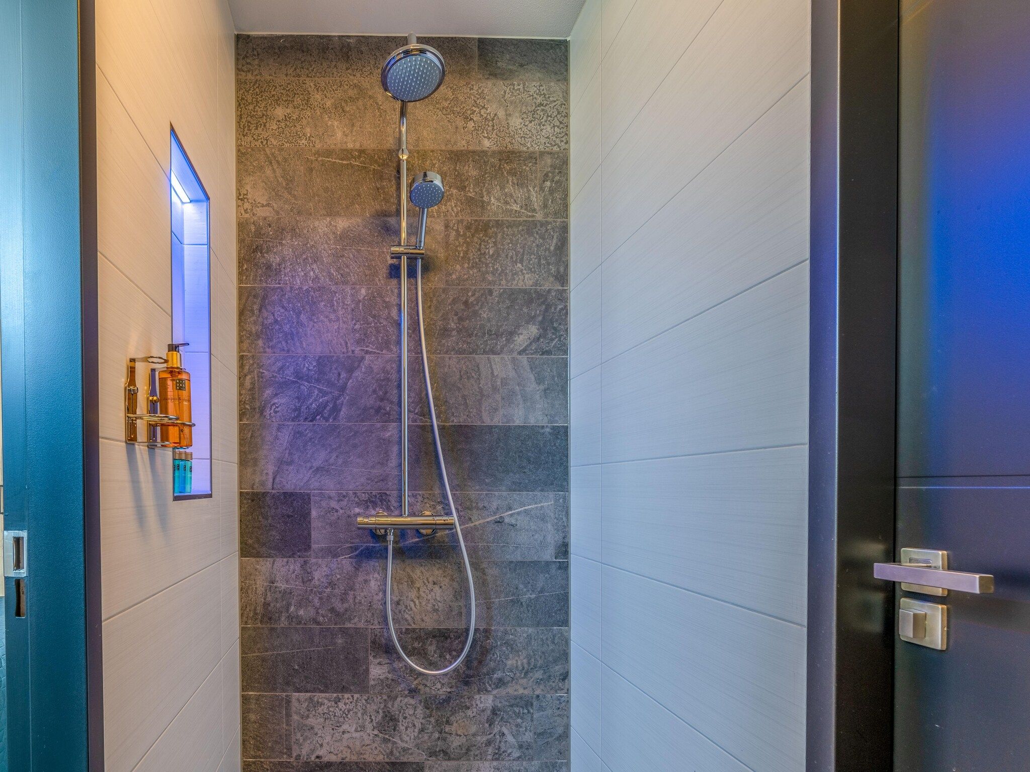 De badkamer van Waalerburght 18 in De Waal