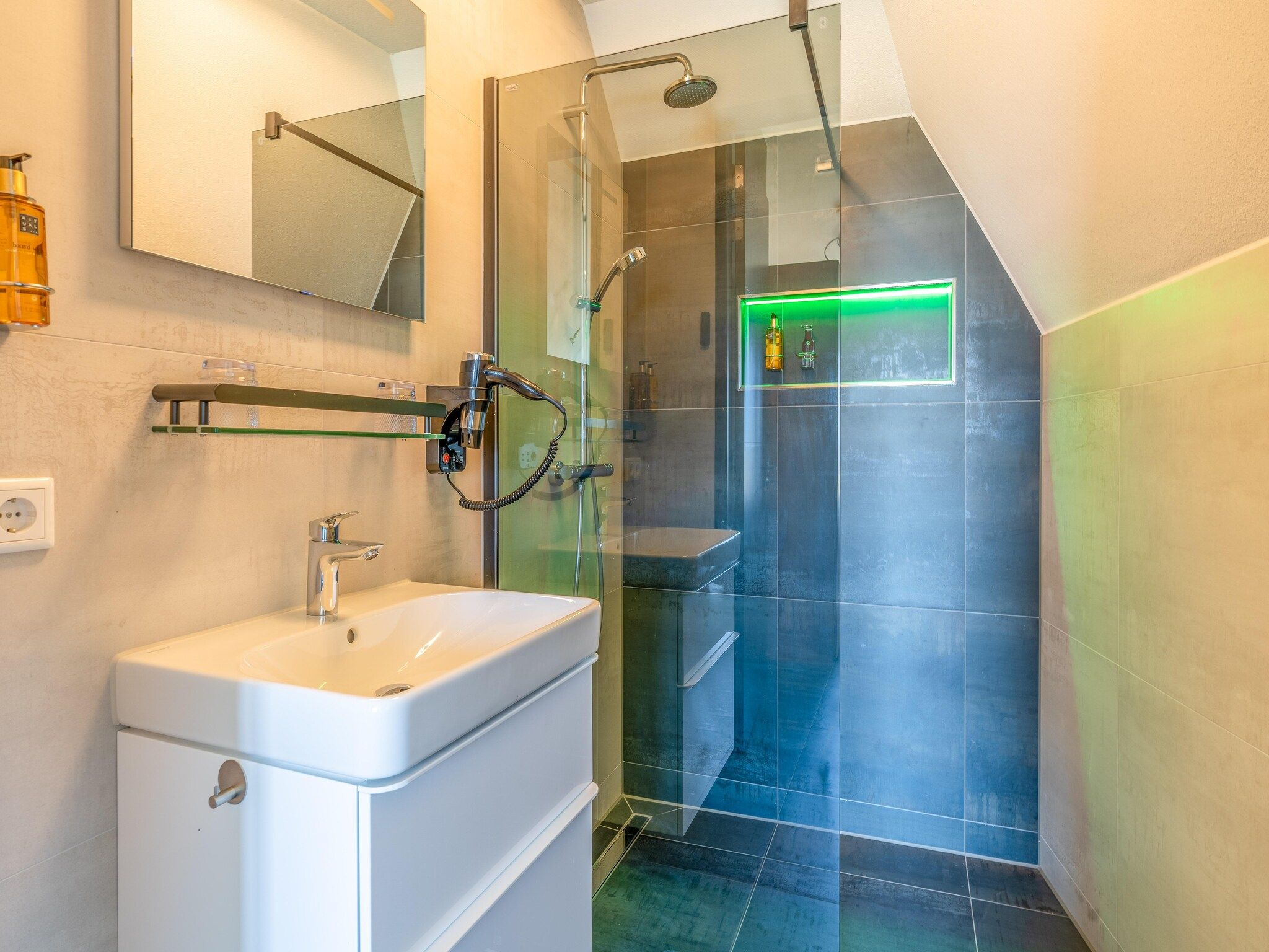 De badkamer van Waalerburght 18 in De Waal