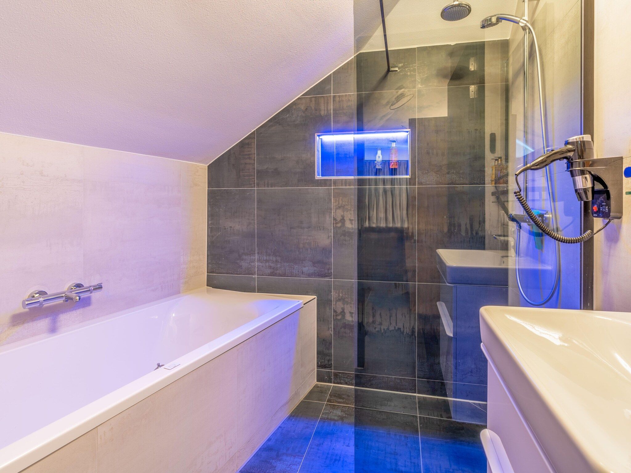 De badkamer van Waalerburght 18 in De Waal