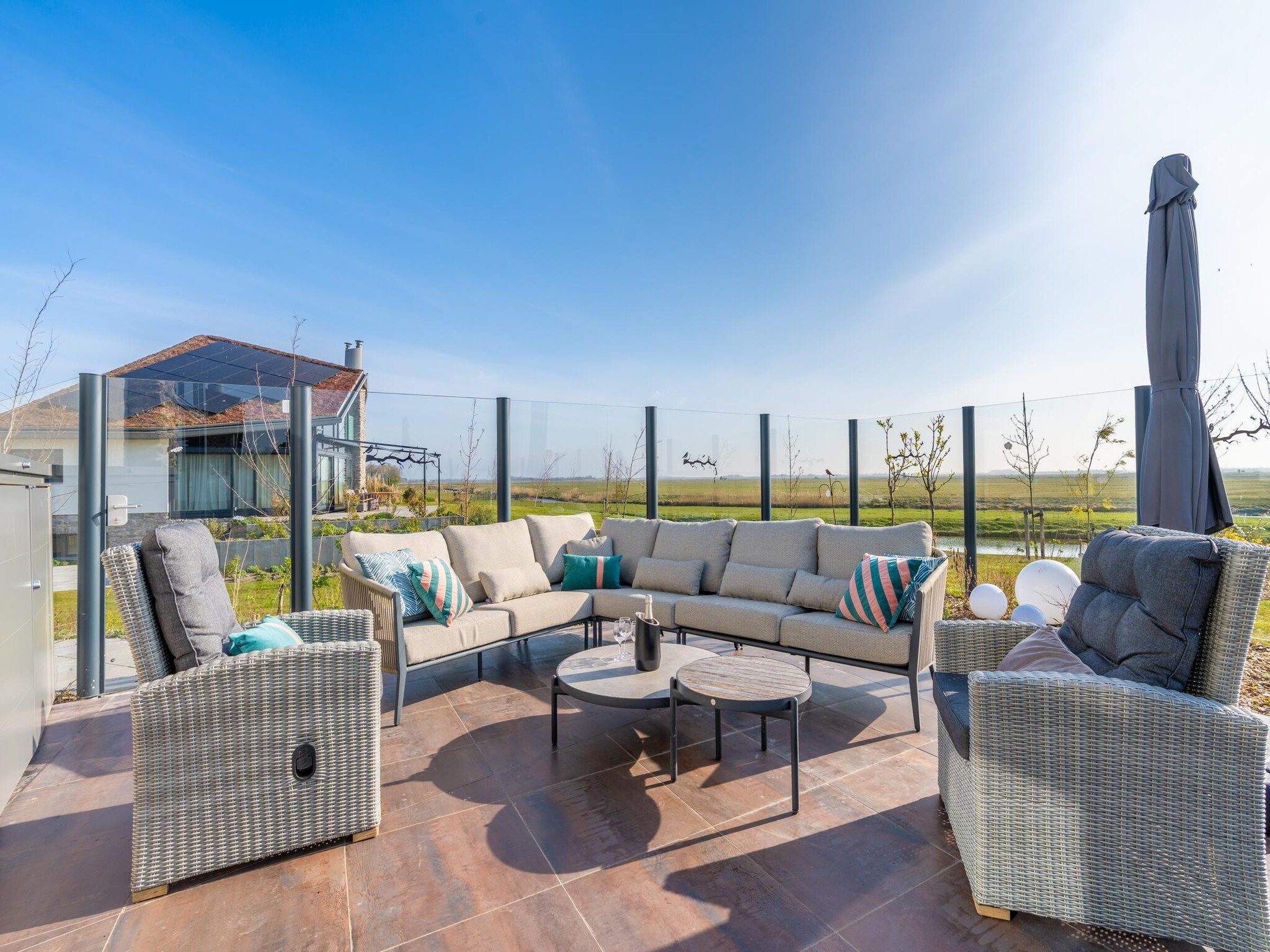 Het terras van Waalerburght 18 in De Waal