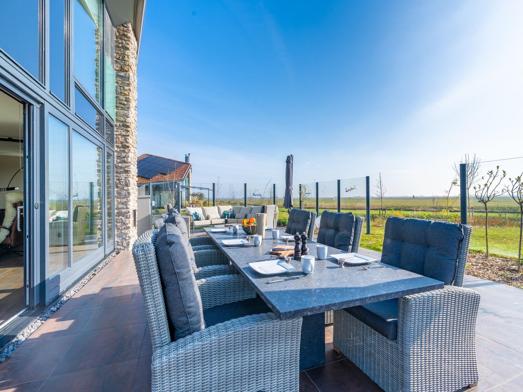 Het terras van Waalerburght 18 in De Waal