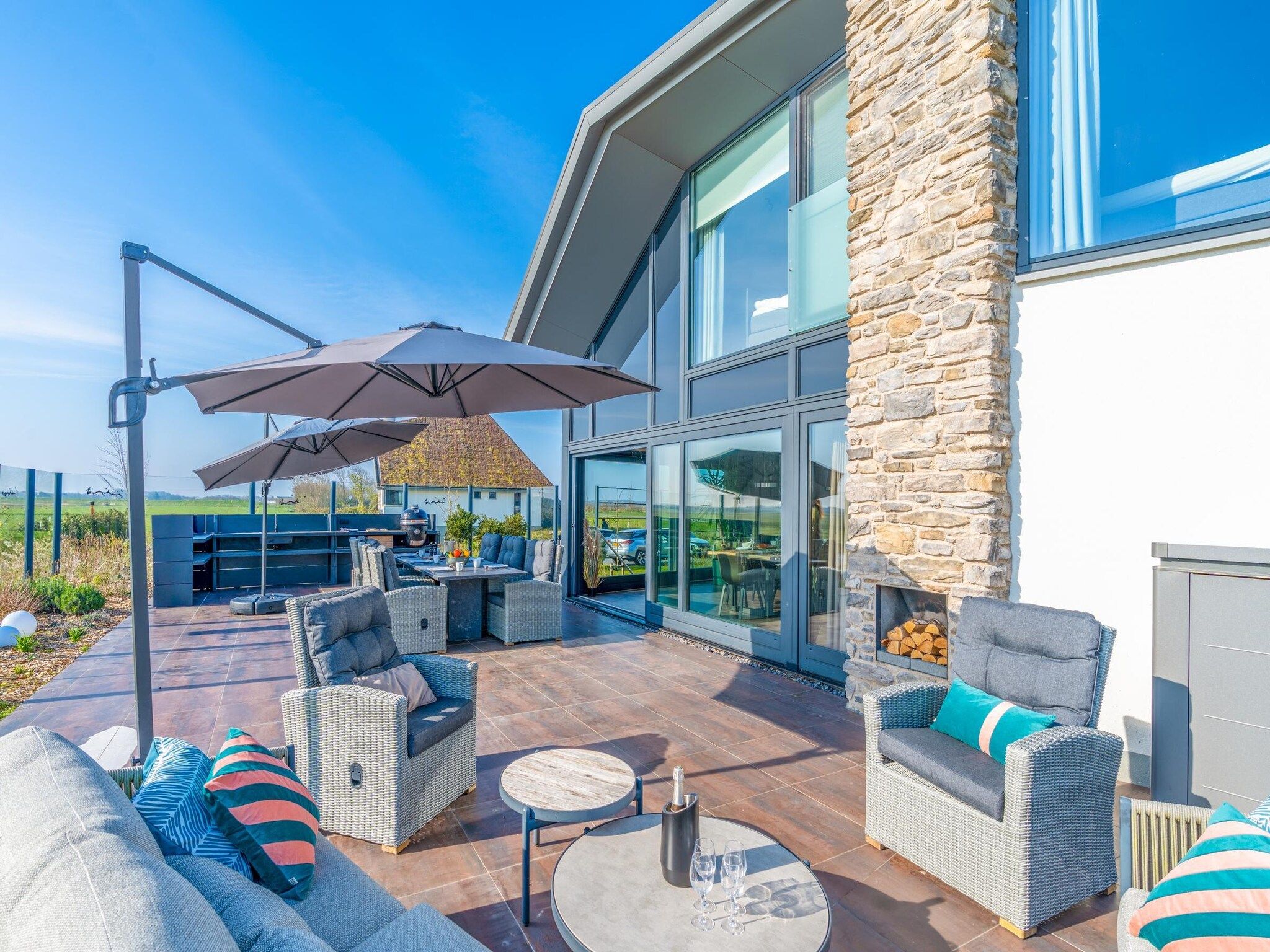 Het terras van Waalerburght 18 in De Waal