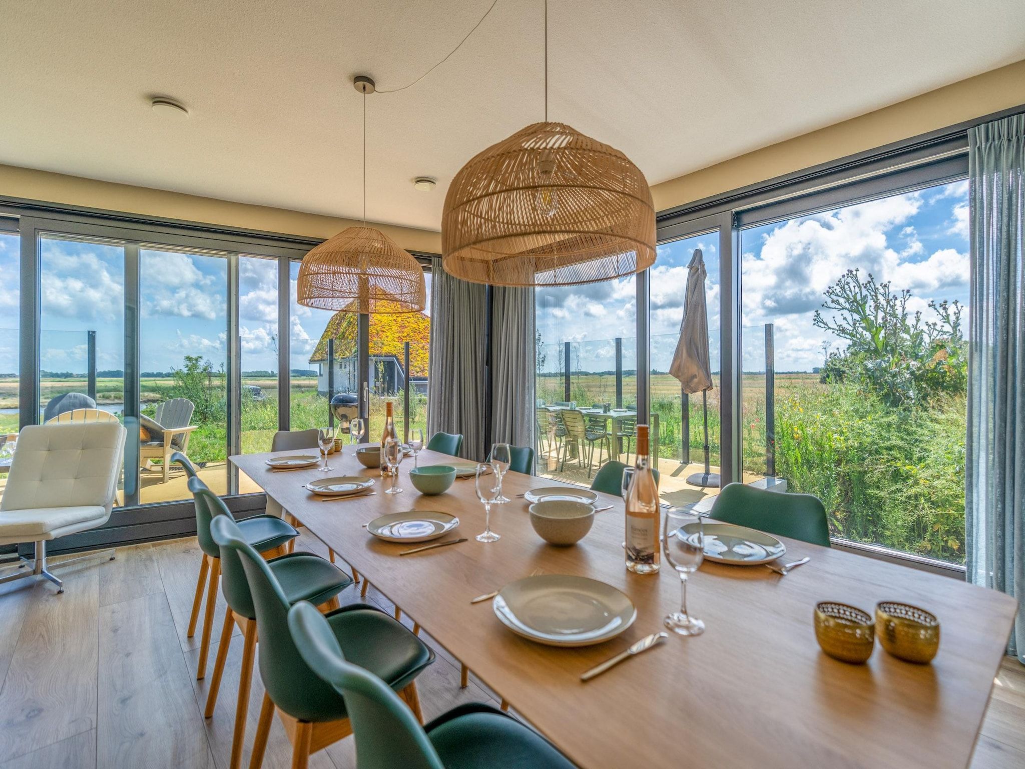 De eetkamer van Waalerburght 14 in De Waal