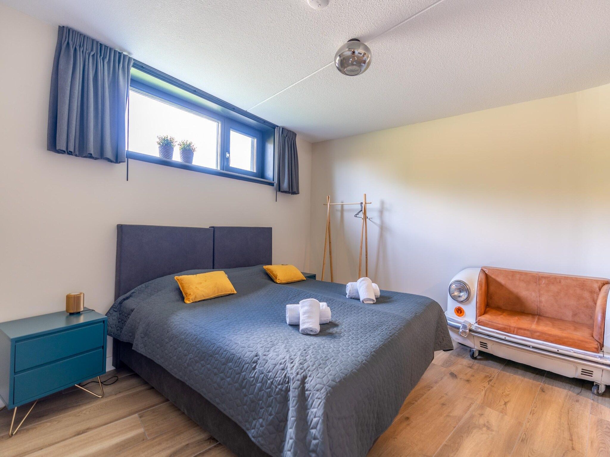 Een slaapkamer van Waalerburght 14 in De Waal