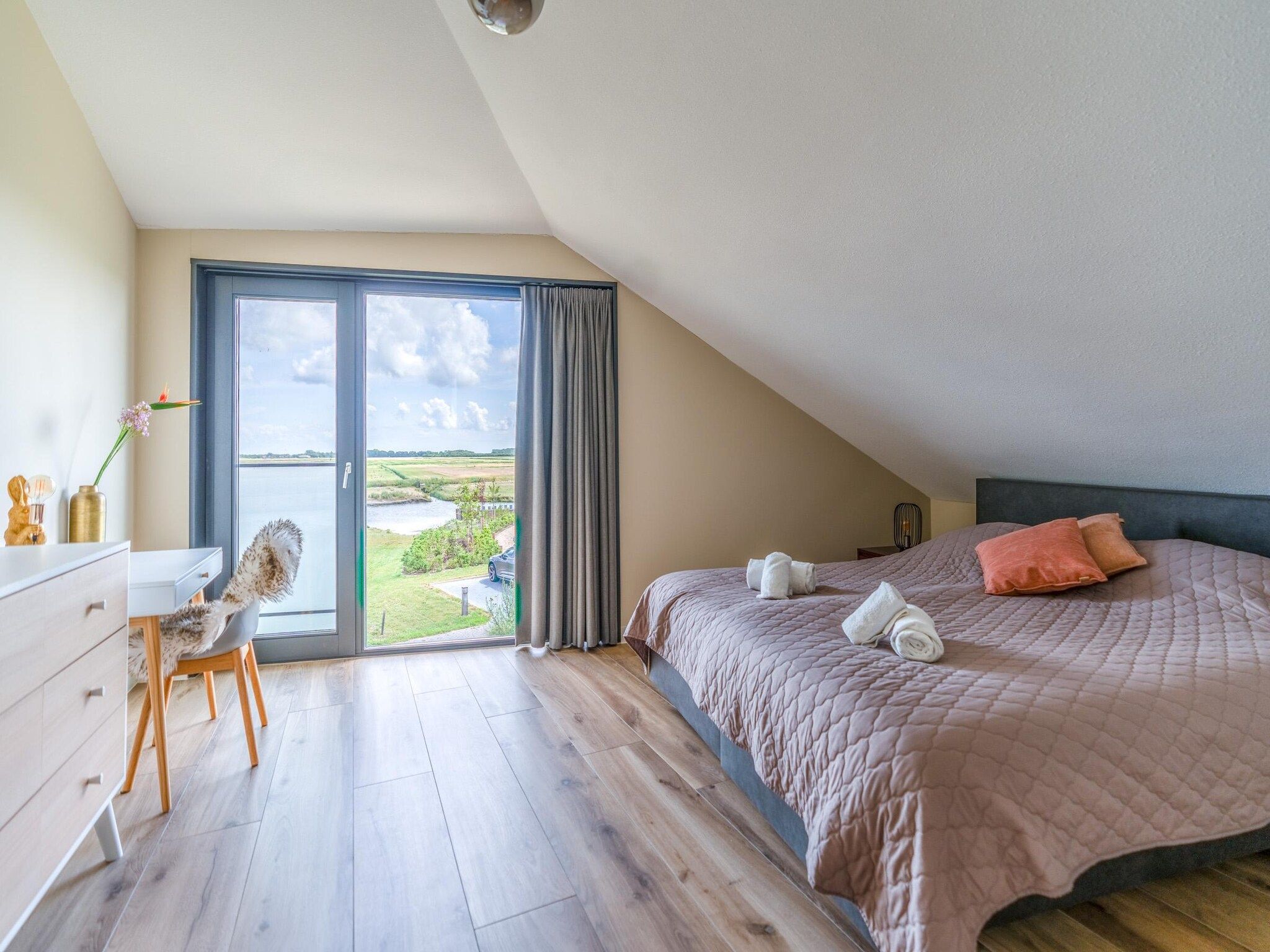 Een slaapkamer van Waalerburght 14 in De Waal