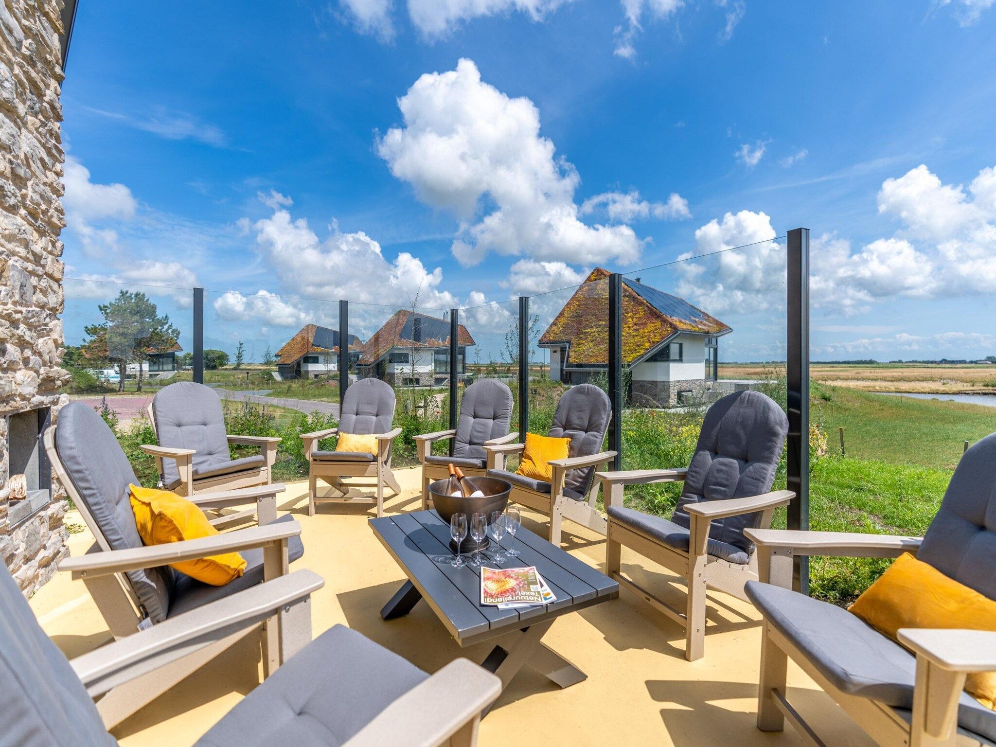 Het terras van Waalerburght 14 in De Waal