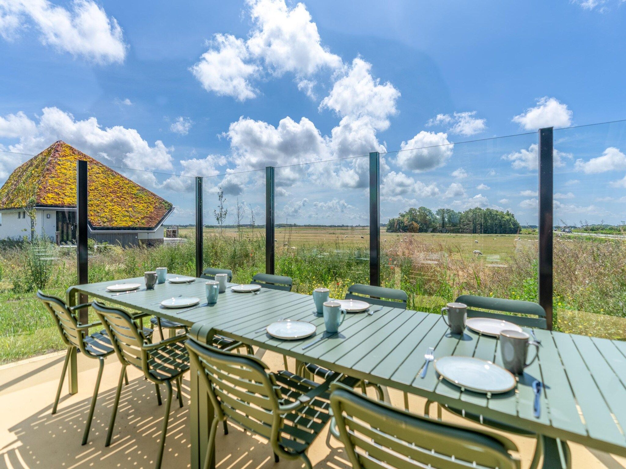 Het terras van Waalerburght 14 in De Waal