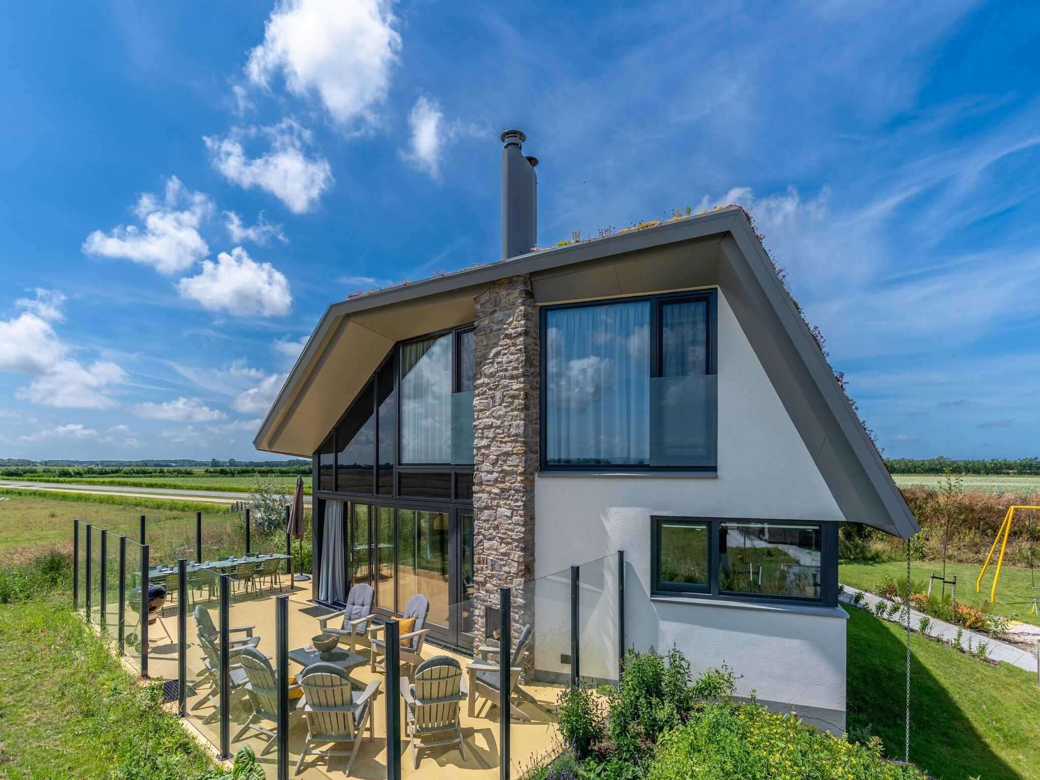 De buitenkant van Waalerburght 14 in De Waal