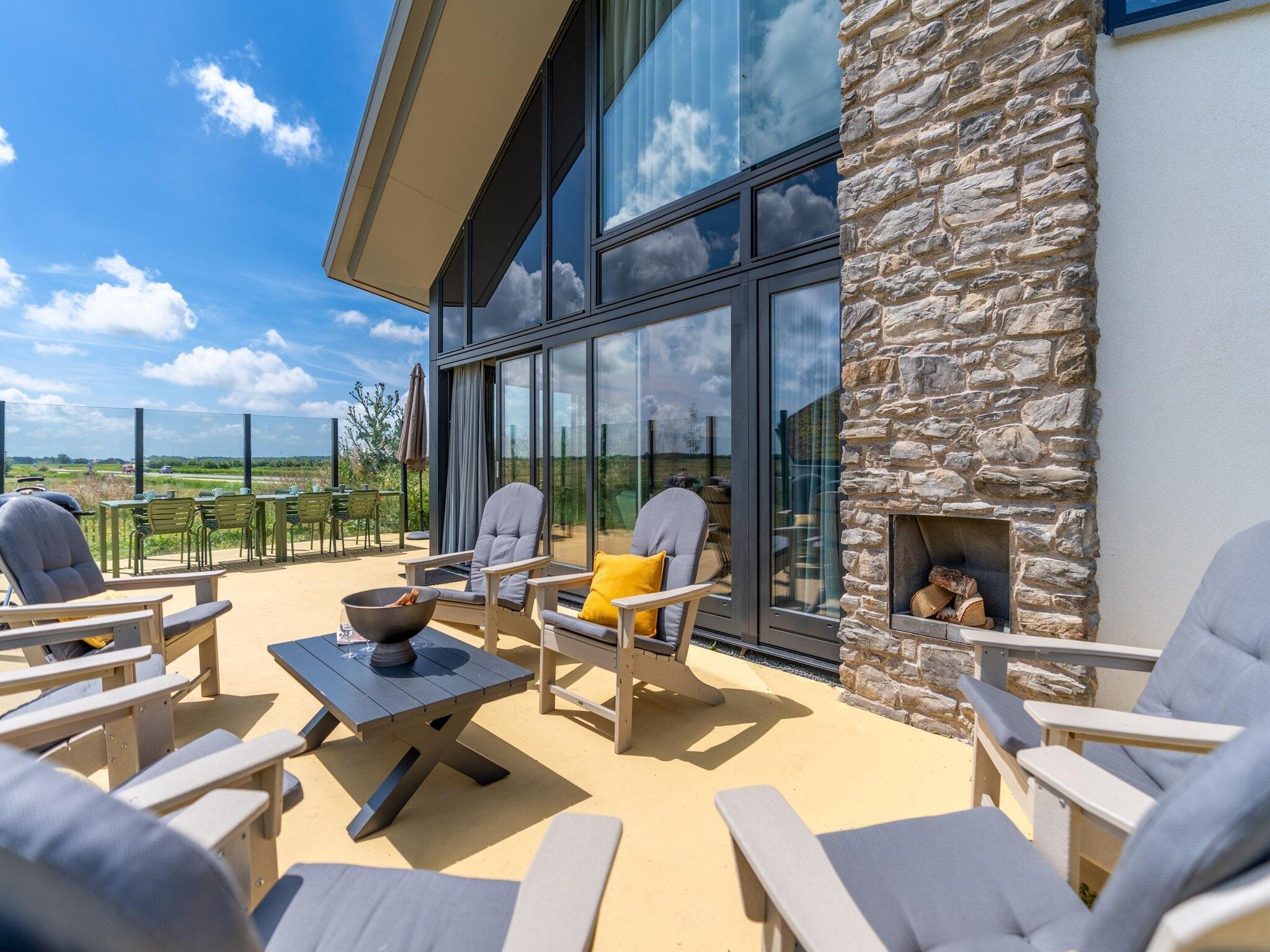 Het terras van Waalerburght 14 in De Waal