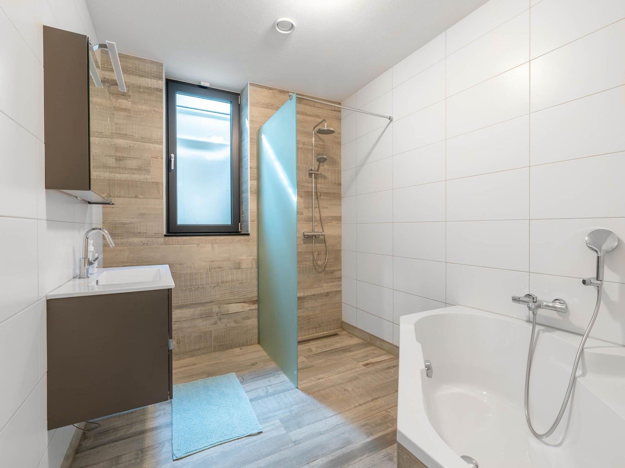 De badkamer van Strandvilla Hygge in Den Burg