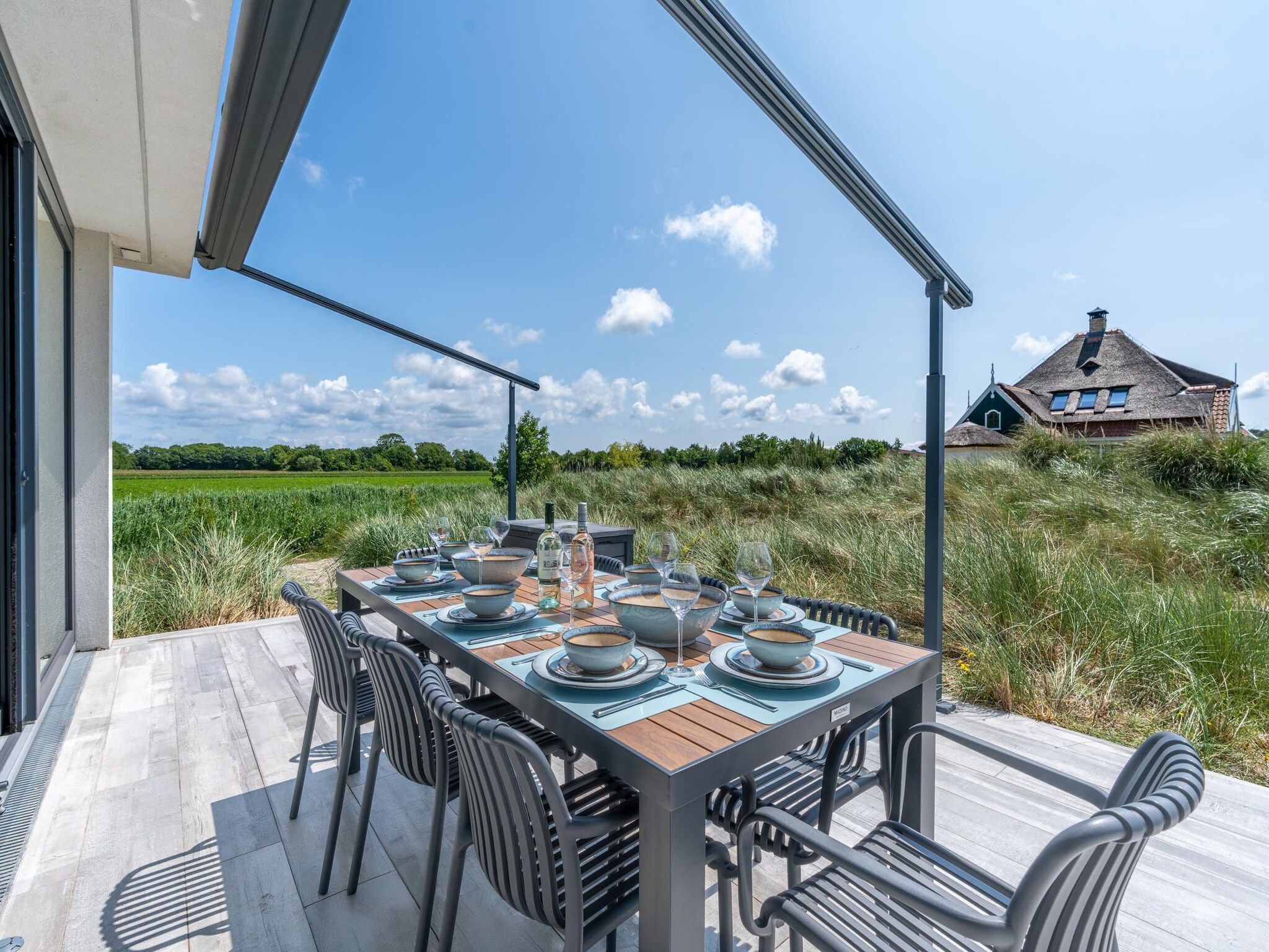 Het terras van Strandvilla Hygge in Den Burg