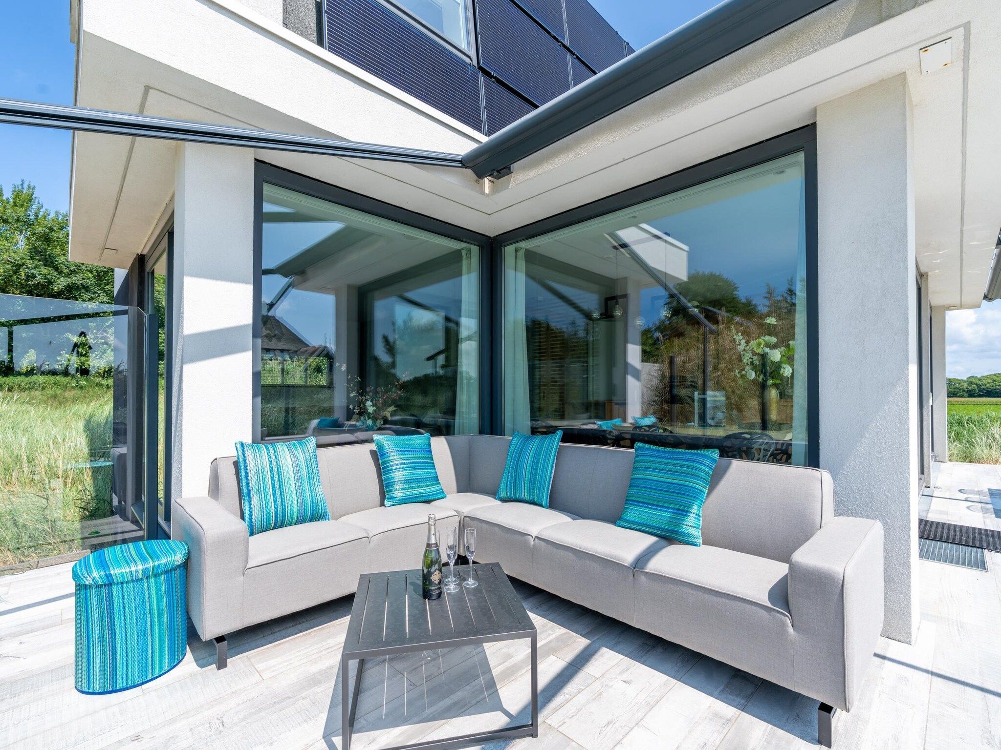 Het terras van Strandvilla Hygge in Den Burg