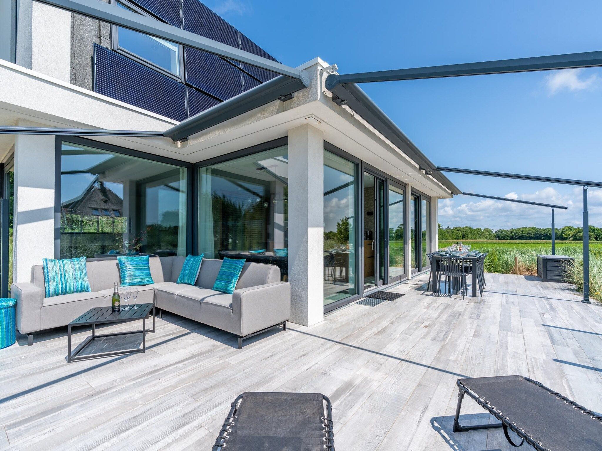 Het terras van Strandvilla Hygge in Den Burg