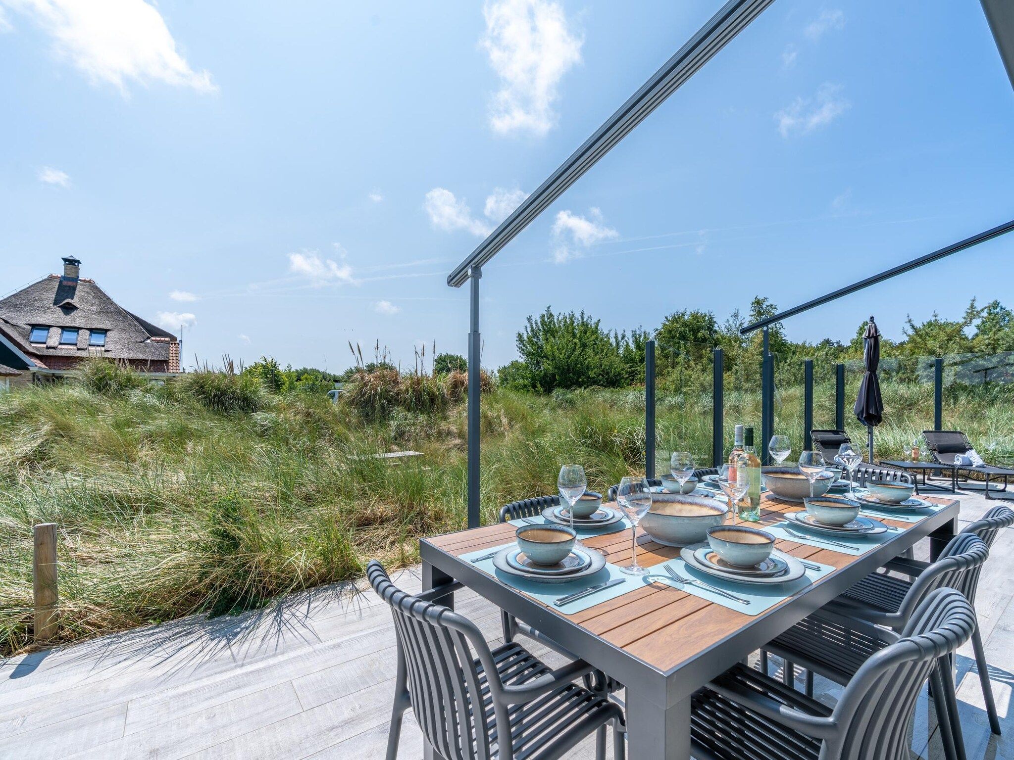 Het terras van Strandvilla Hygge in Den Burg