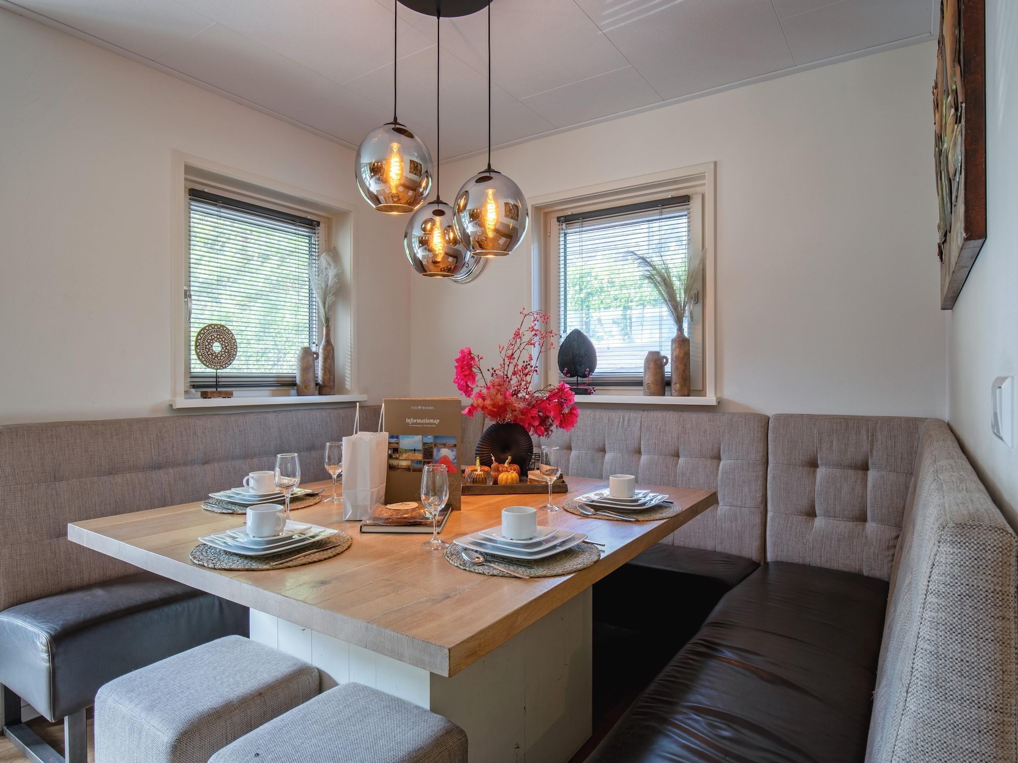 De eetkamer van De Witte Parel in Den Burg