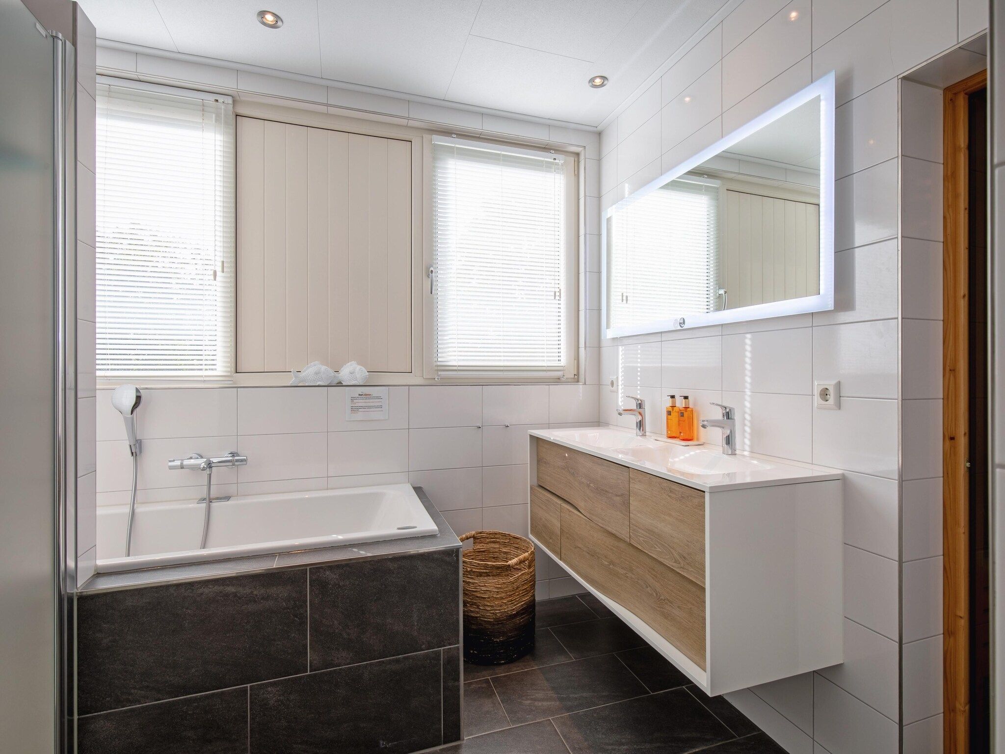 De badkamer van De Witte Parel in Den Burg