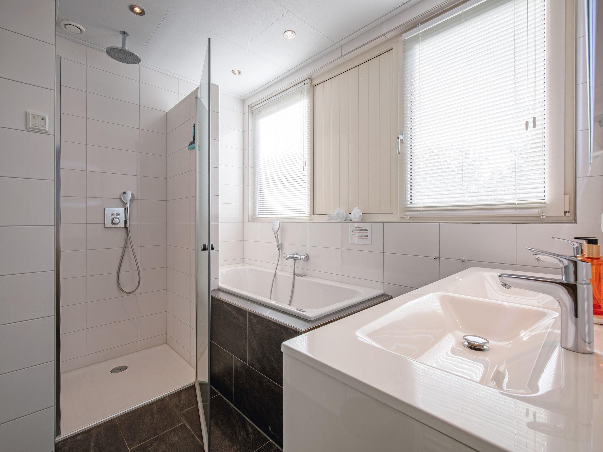 De badkamer van De Witte Parel in Den Burg