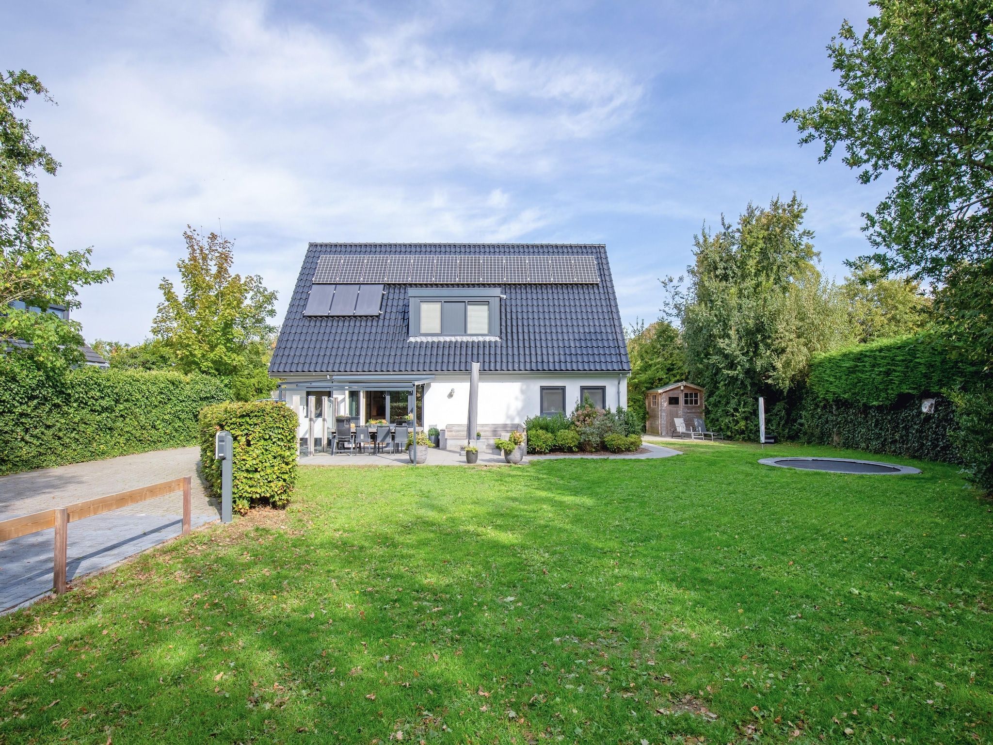 De buitenkant van De Witte Parel in Den Burg