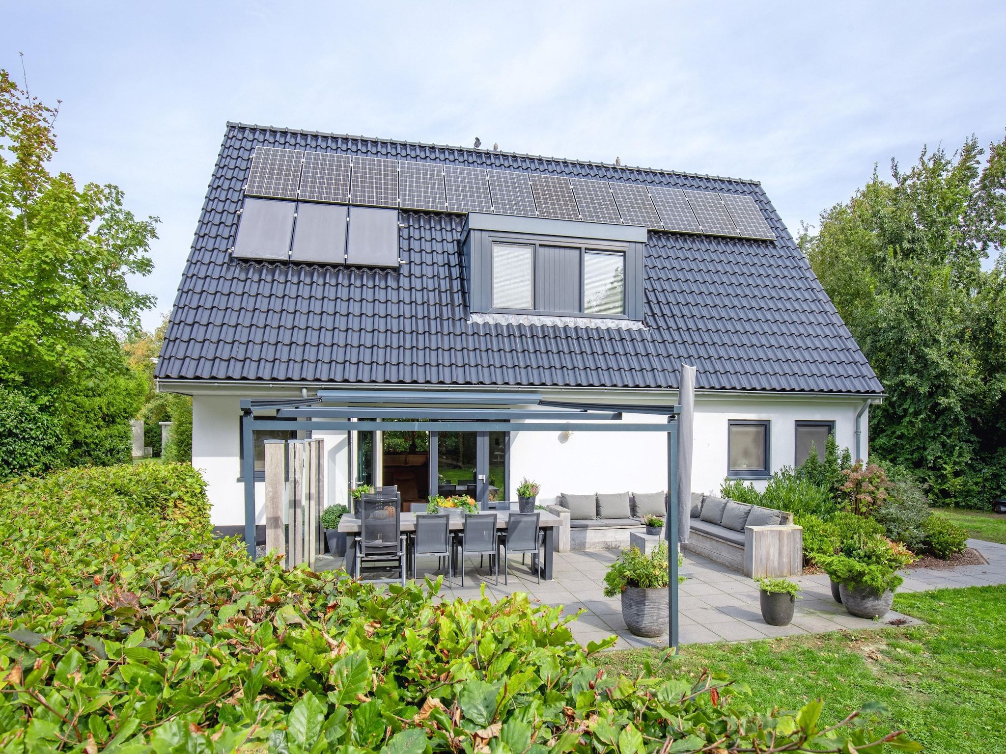 De buitenkant van De Witte Parel in Den Burg