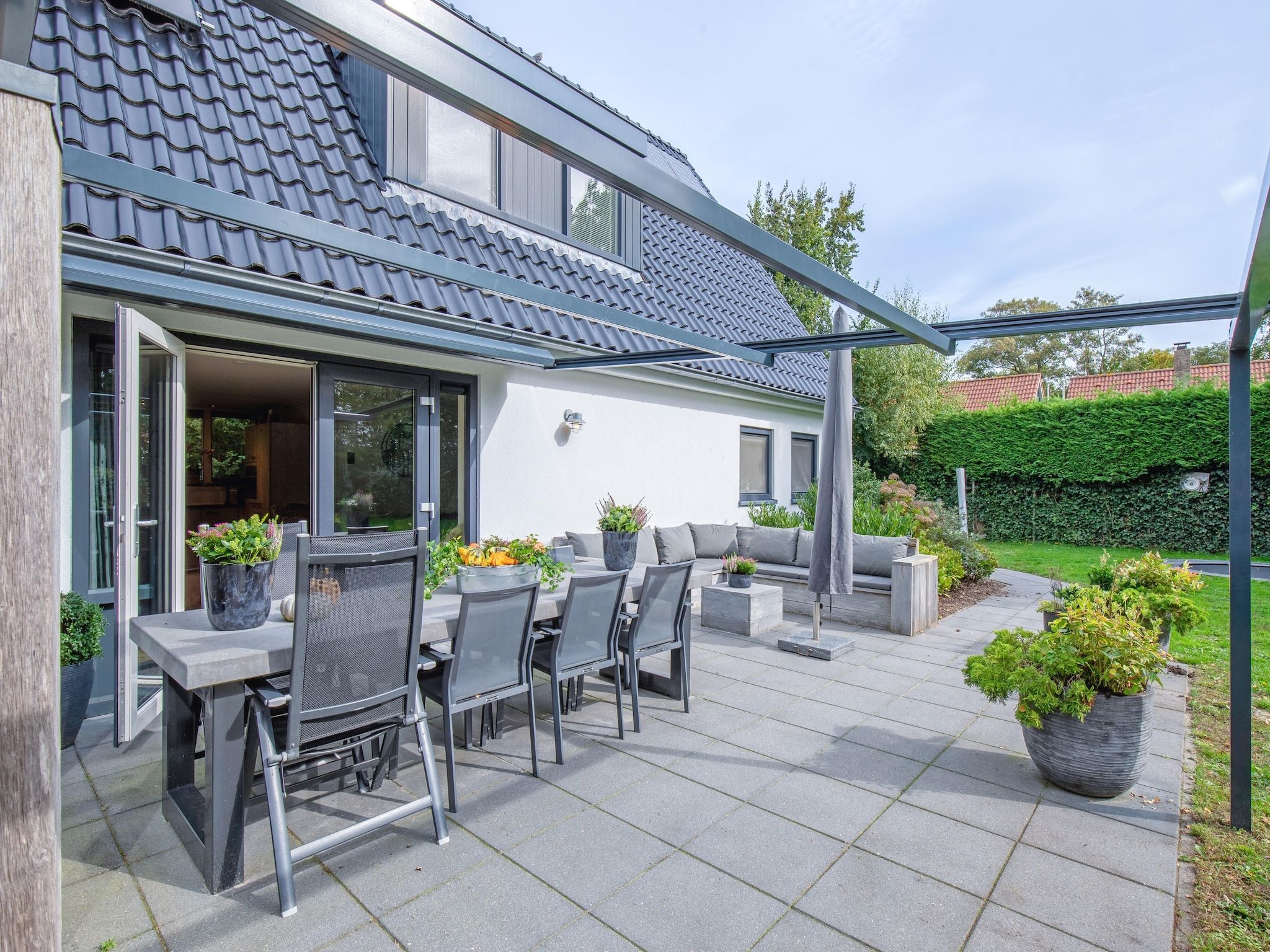 De buitenkant van De Witte Parel in Den Burg