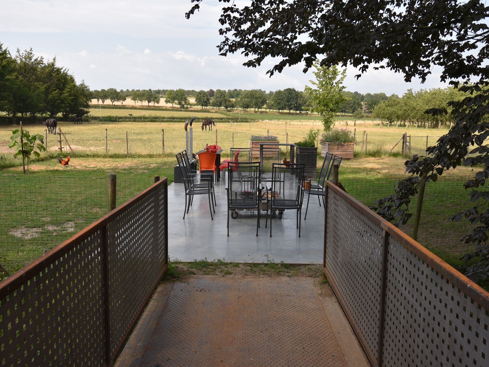 Het terras van Meschermolen 14 in Mesch-Eijsden