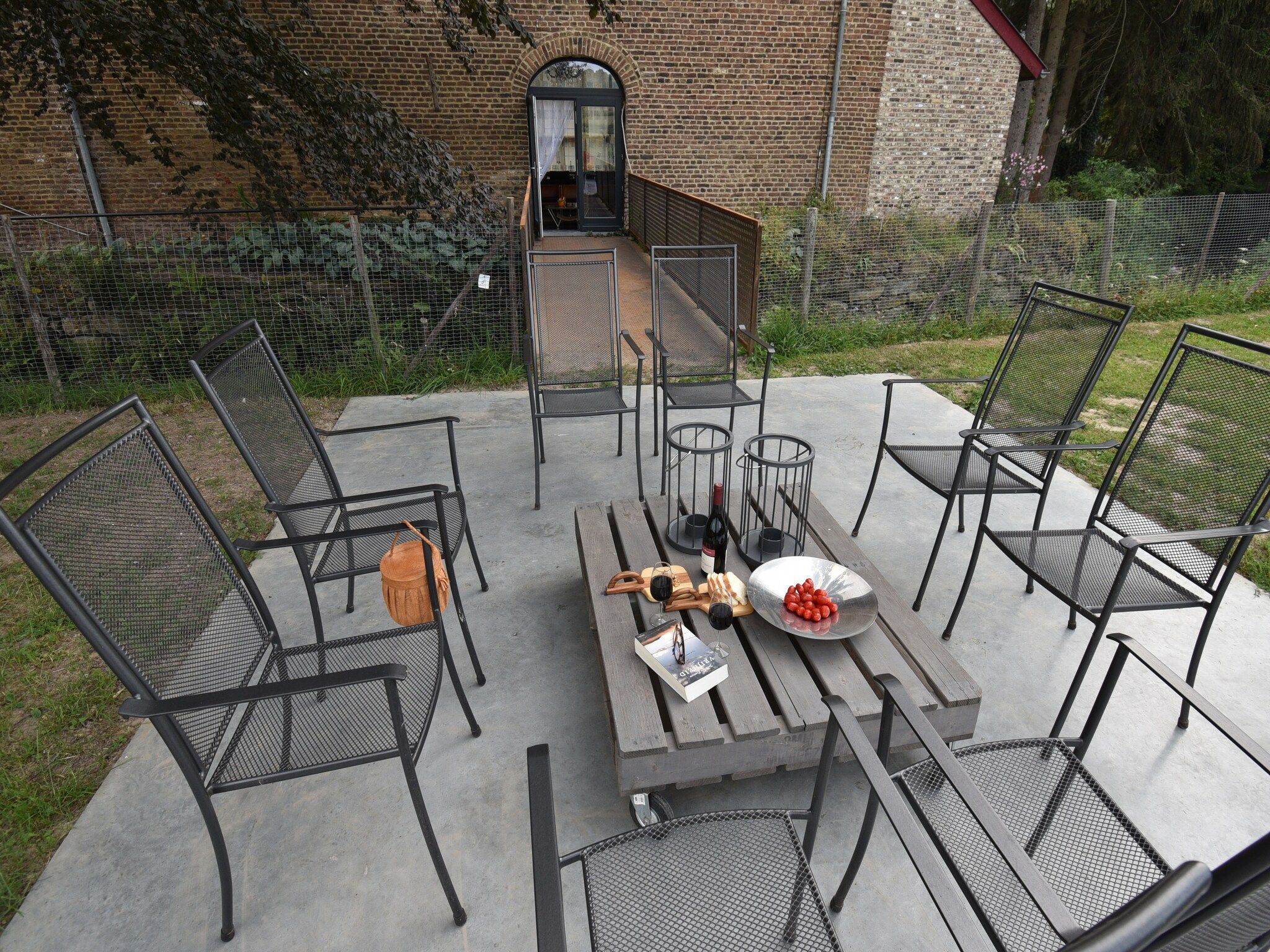 Het terras van Meschermolen 14 in Mesch-Eijsden