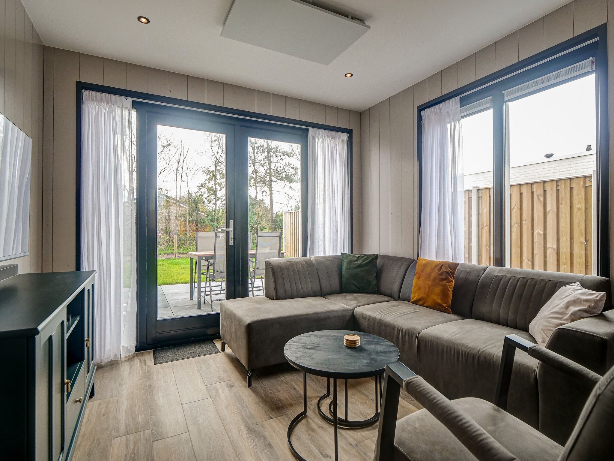 De woonkamer van Familiehuis Zee & Zand in Julianadorp