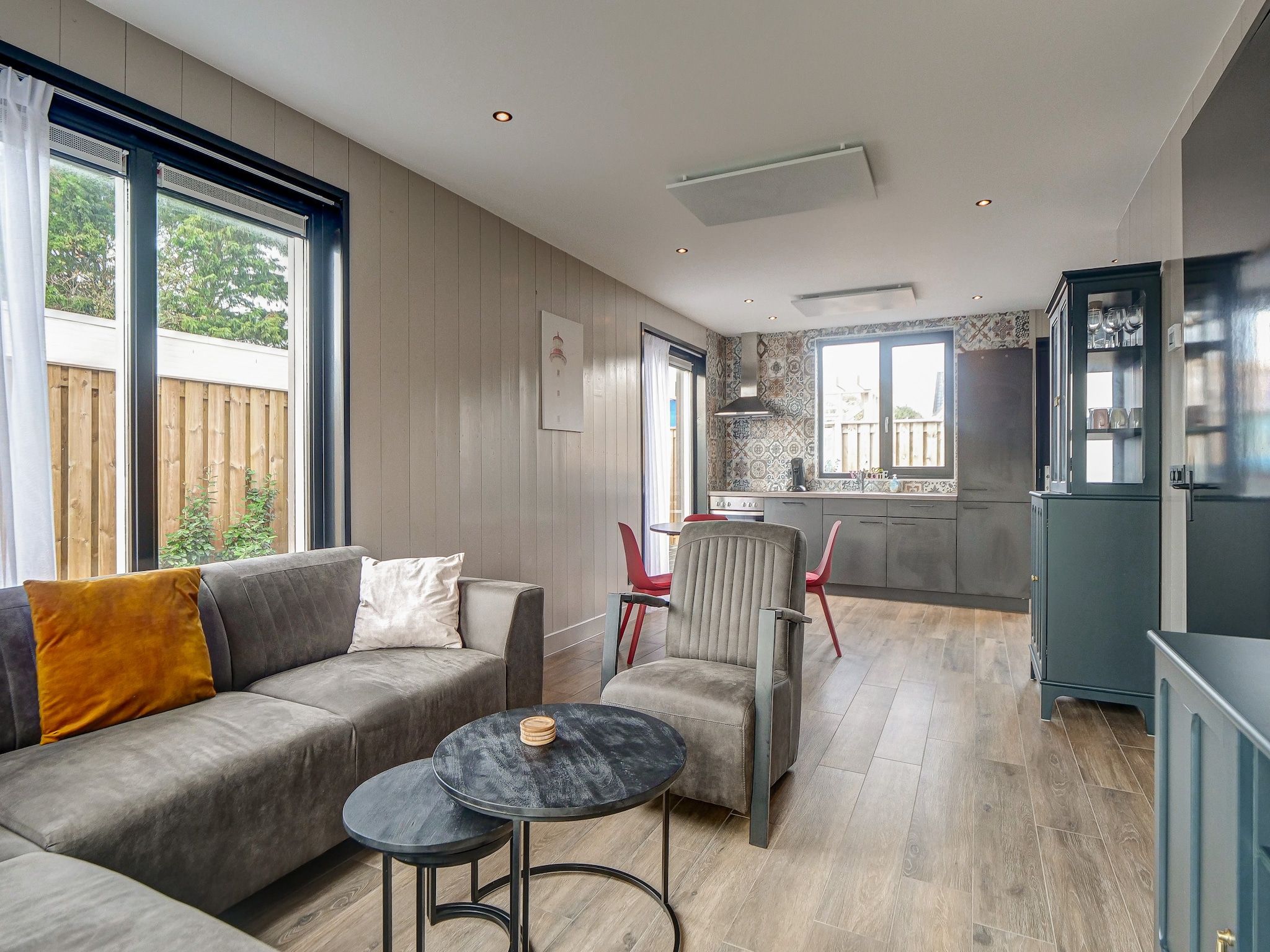 De woonkamer van Familiehuis Zee & Zand in Julianadorp