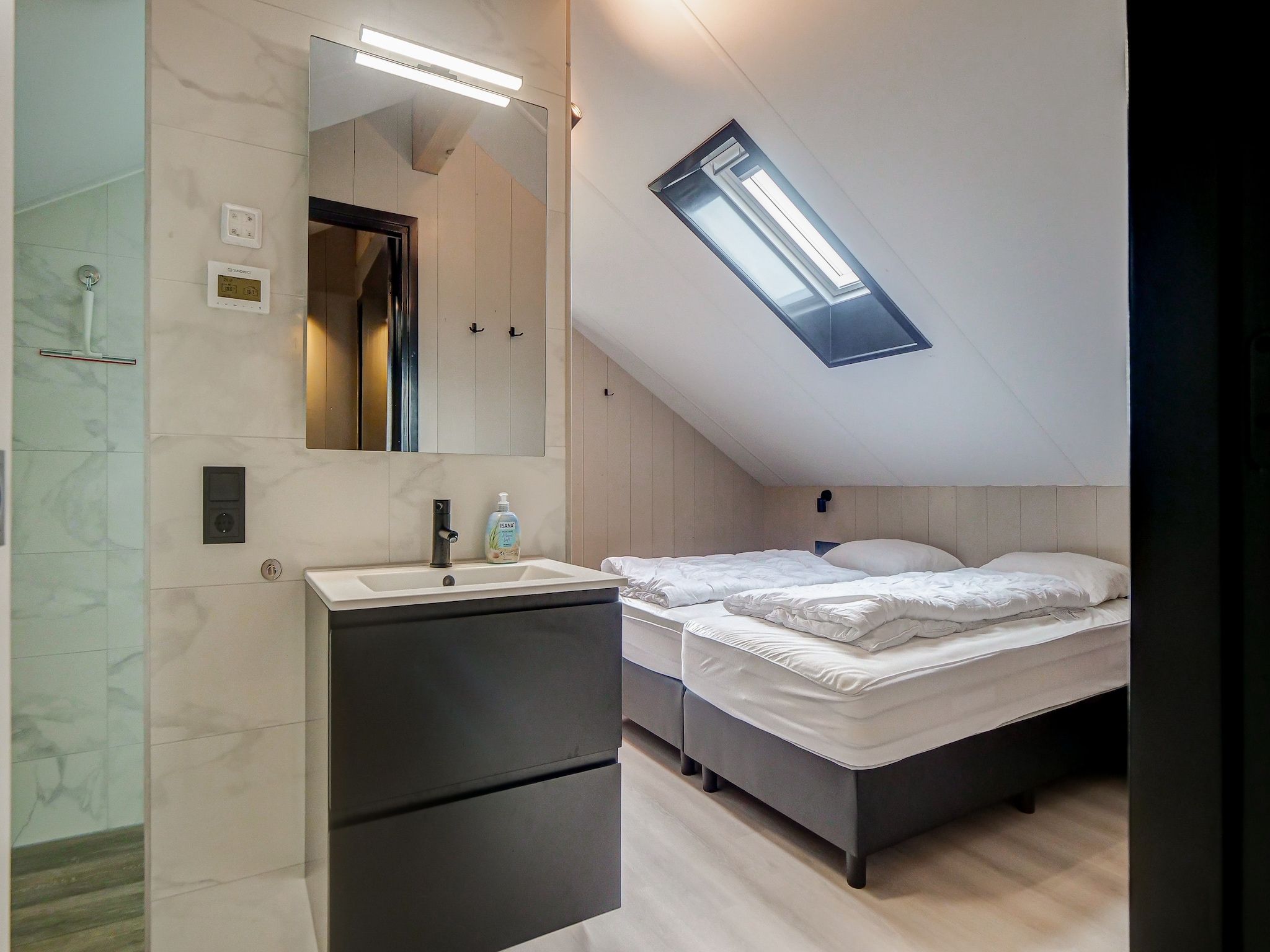 Een slaapkamer van Familiehuis Zee & Zand in Julianadorp