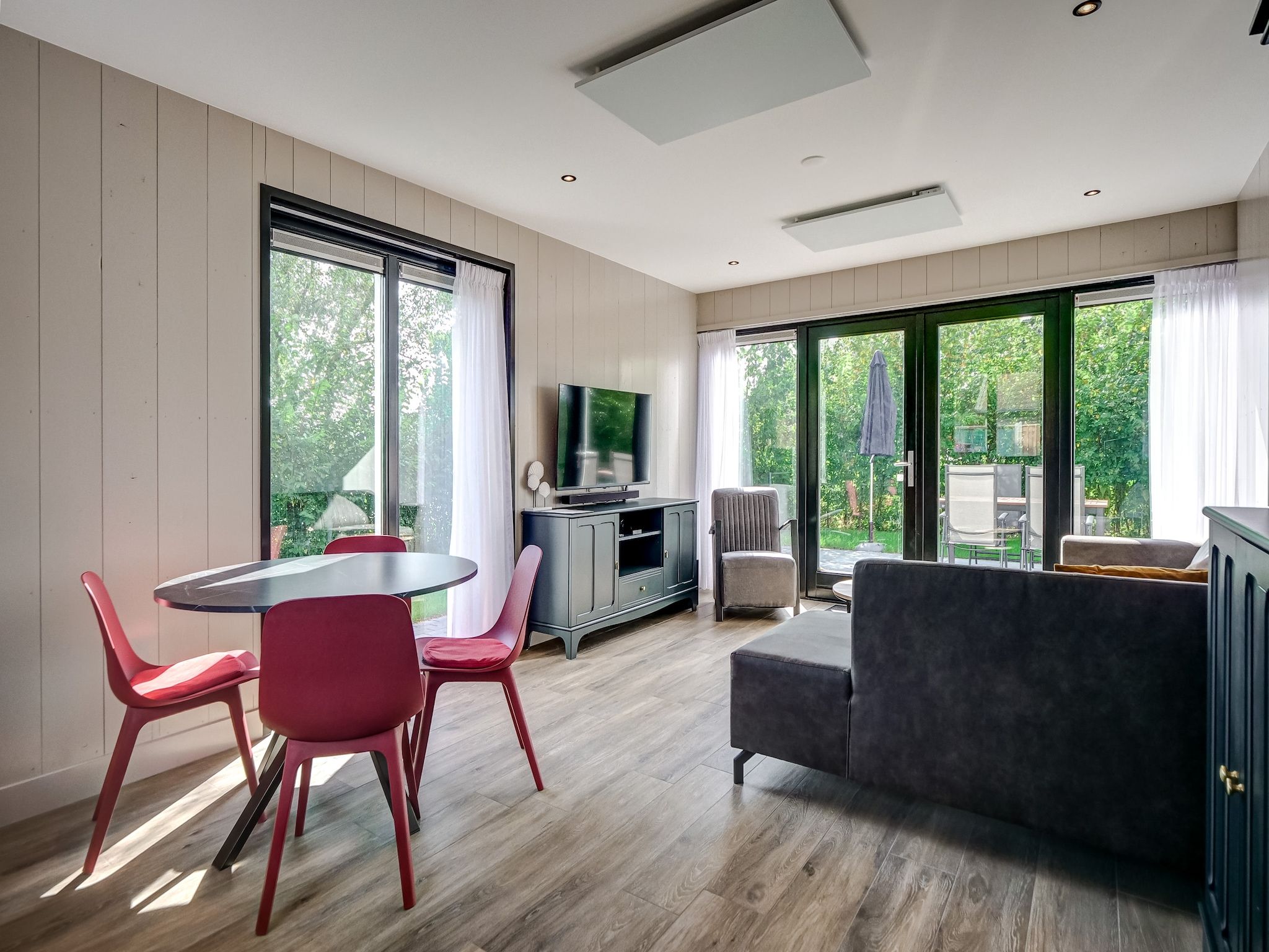 De eetkamer van Familiehuis Zee & Zand in Julianadorp