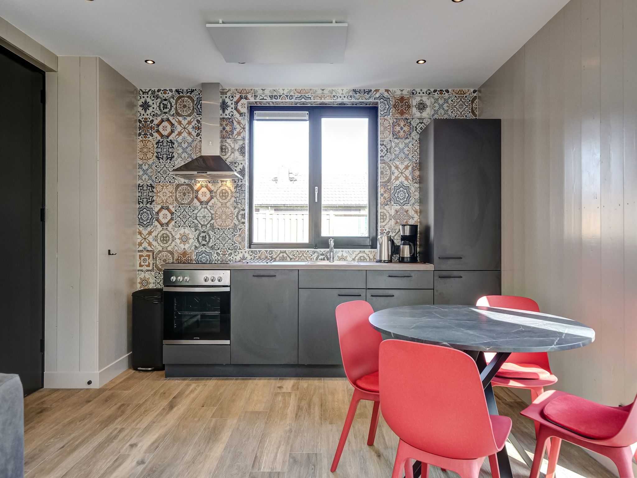 De eetkamer van Familiehuis Zee & Zand in Julianadorp