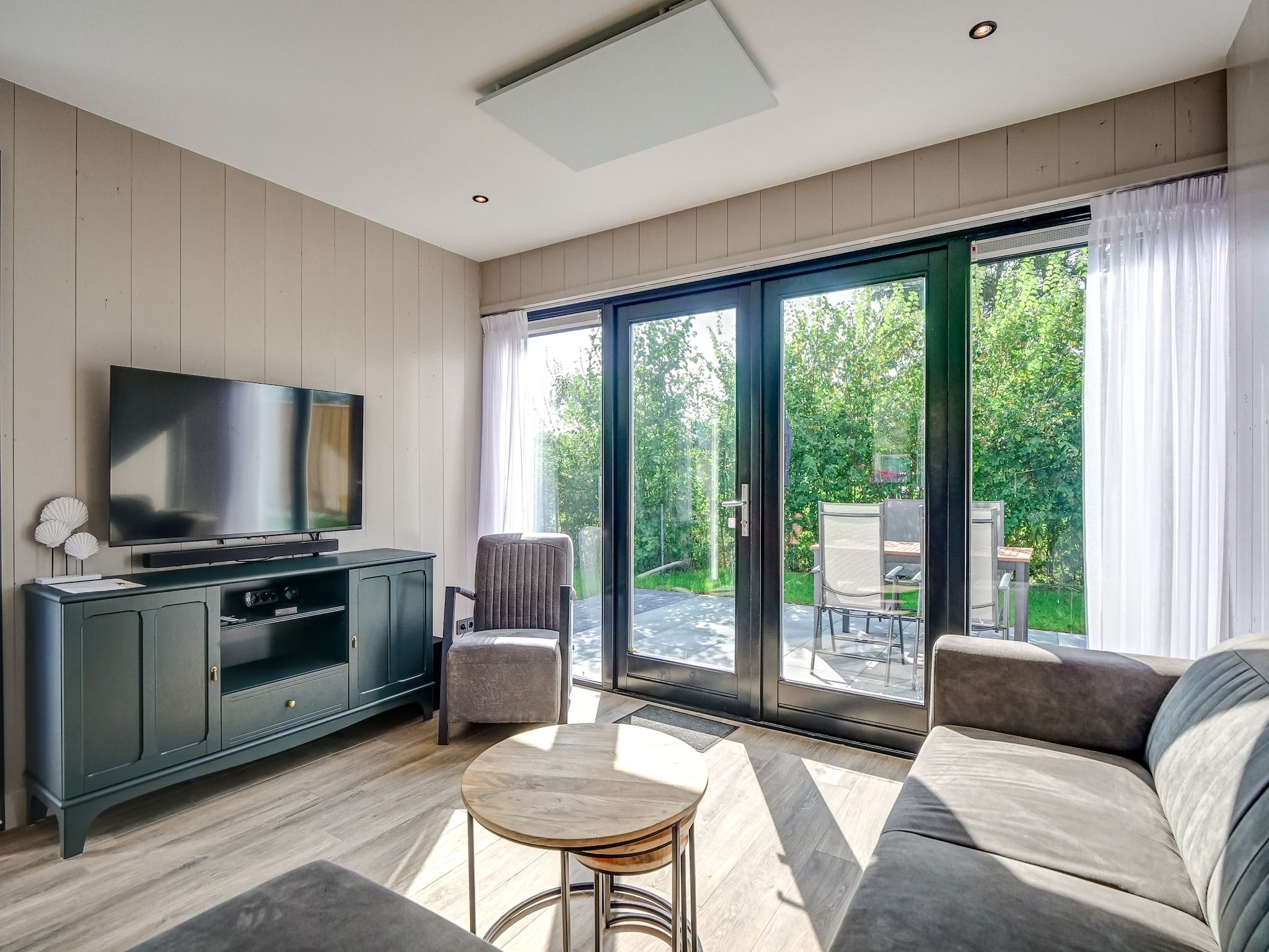 De woonkamer van Familiehuis Zee & Zand in Julianadorp