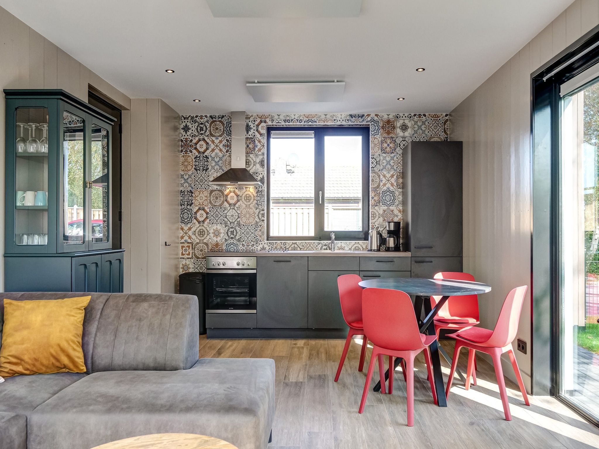 De woonkamer van Familiehuis Zee & Zand in Julianadorp