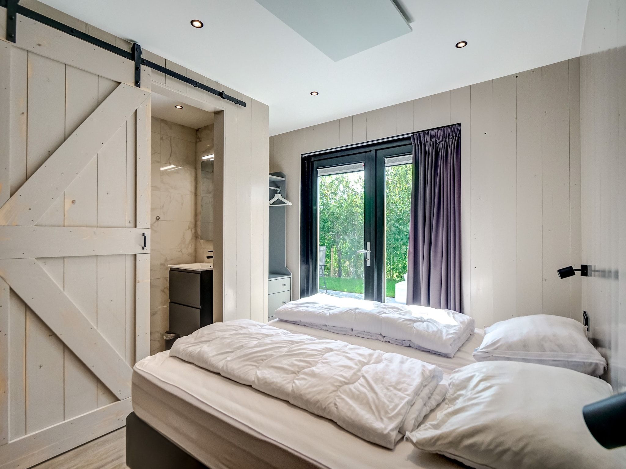 Een slaapkamer van Familiehuis Zee & Zand in Julianadorp