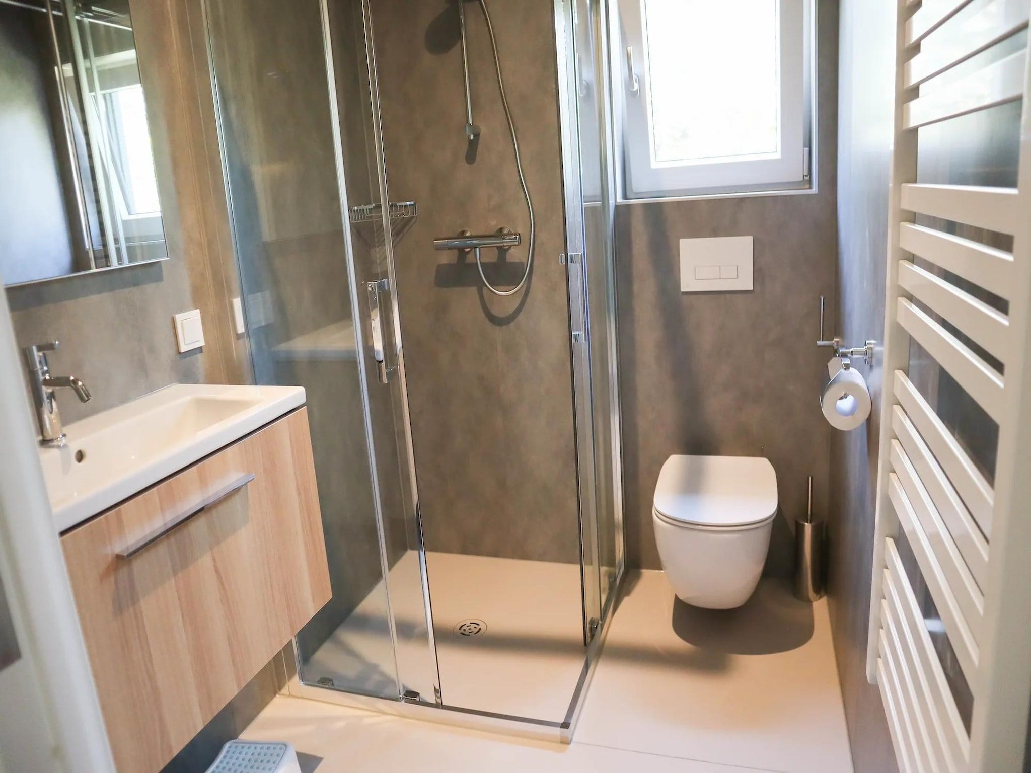 De badkamer van Bungalow Ocean Deluxe 8 Person in ’s-Gravenzande