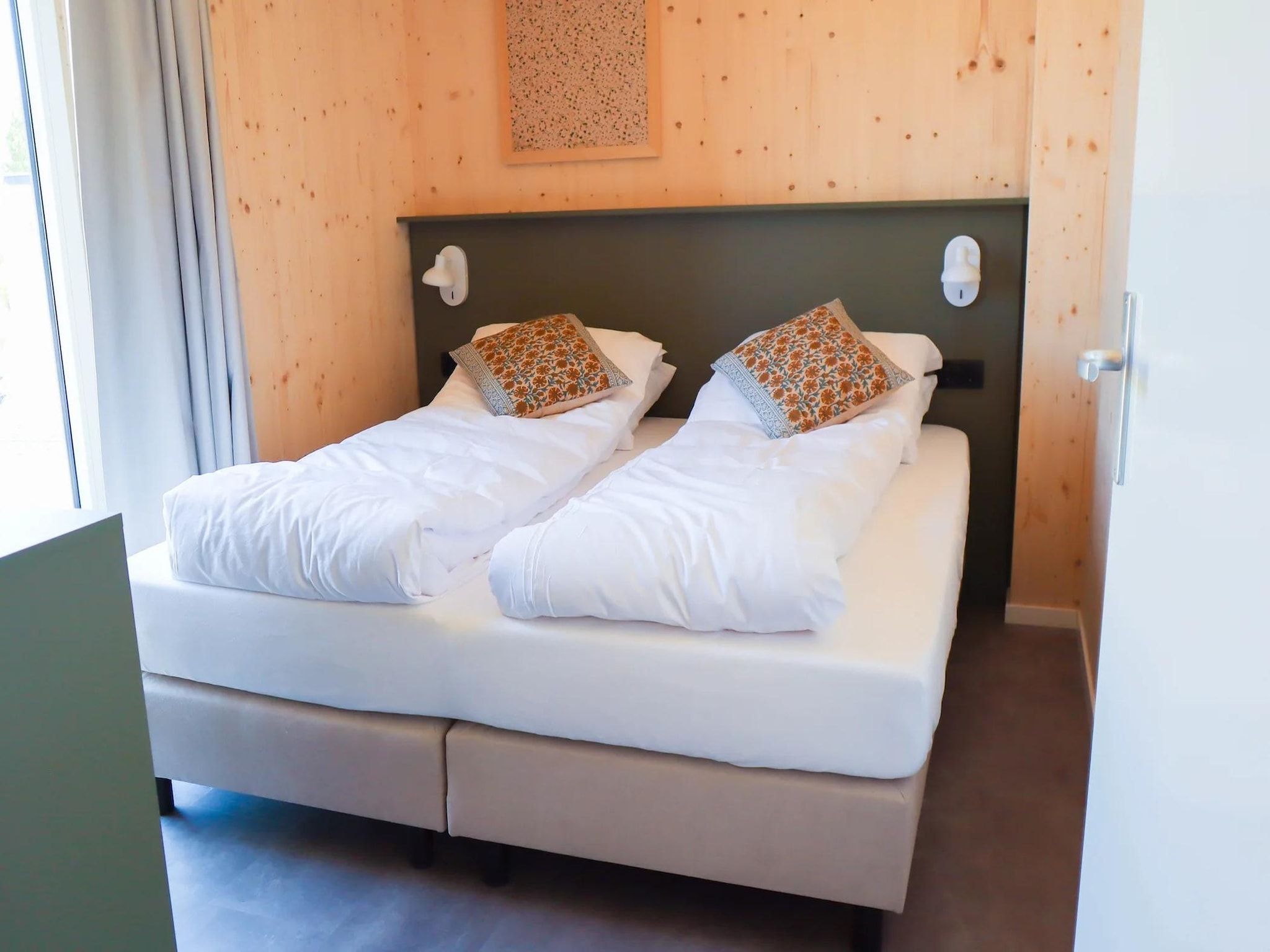 Een slaapkamer van Bungalow Ocean Deluxe 8 Person in ’s-Gravenzande