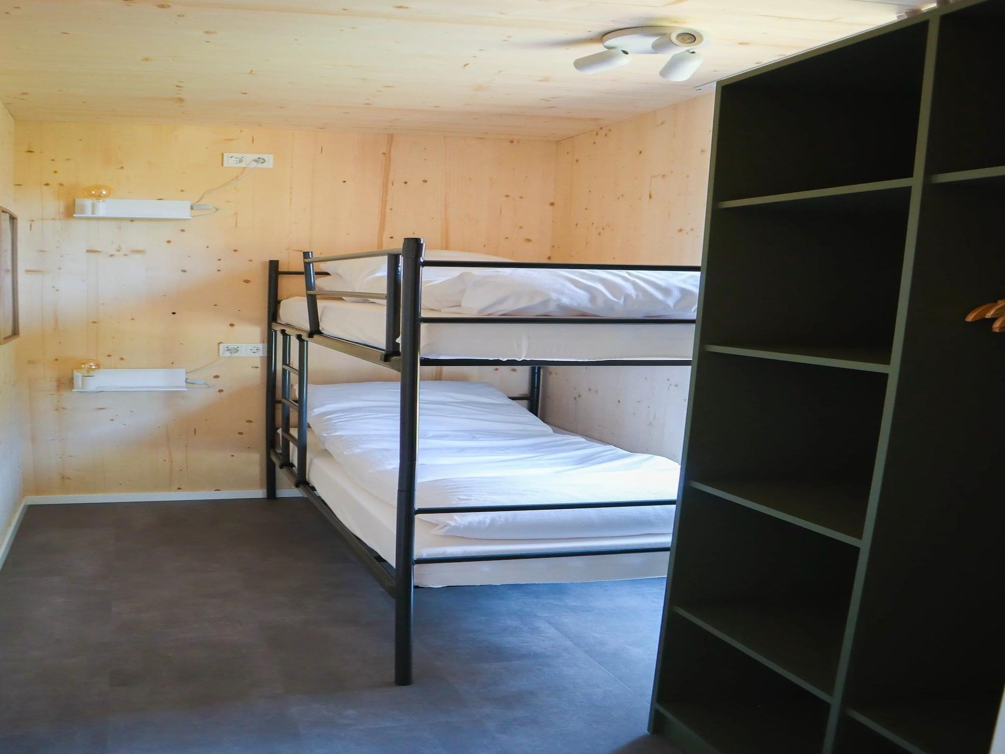 Een slaapkamer van Bungalow Ocean Deluxe 8 Person in ’s-Gravenzande