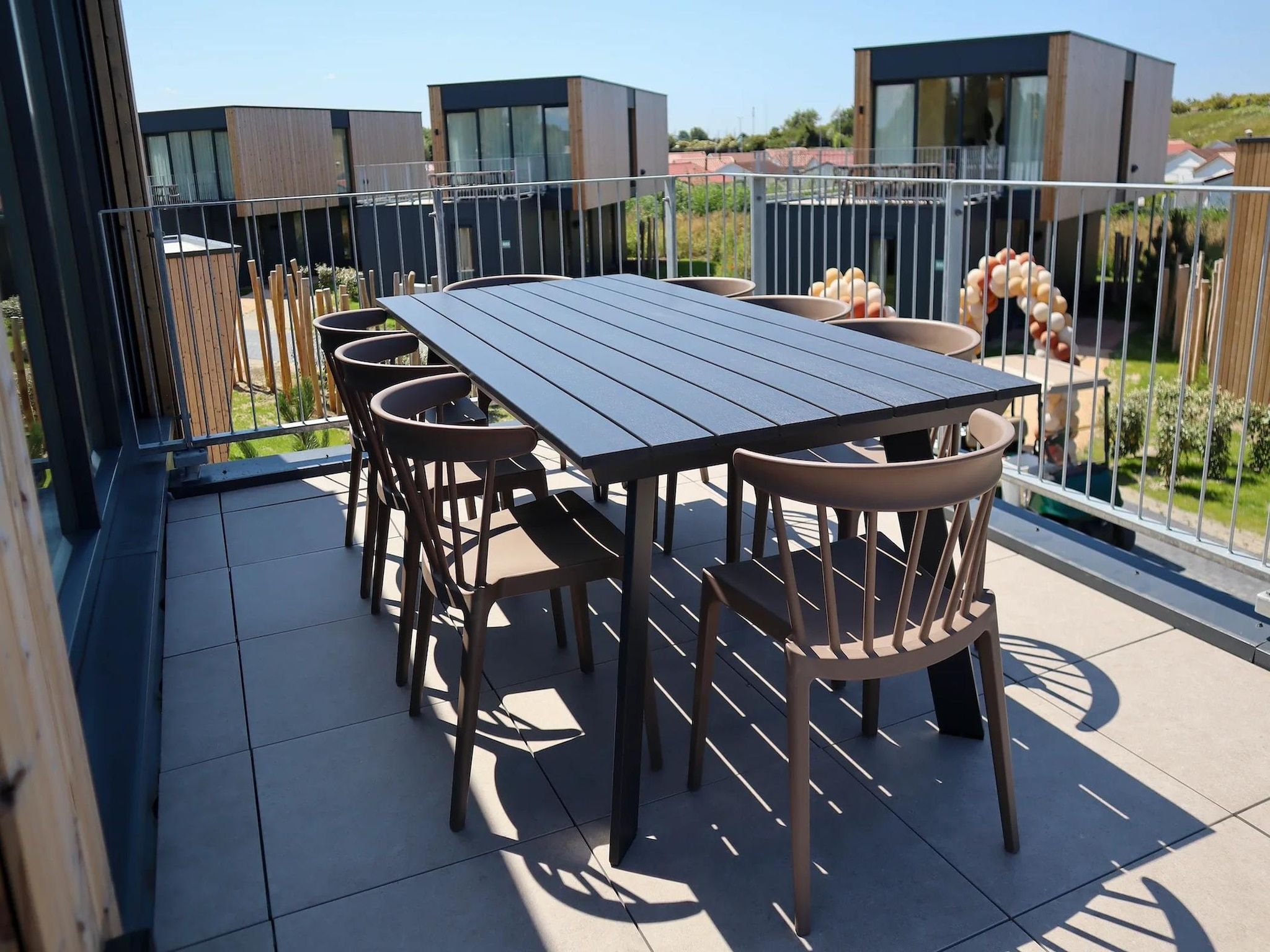 Het terras van Bungalow Ocean Deluxe 8 Person in ’s-Gravenzande