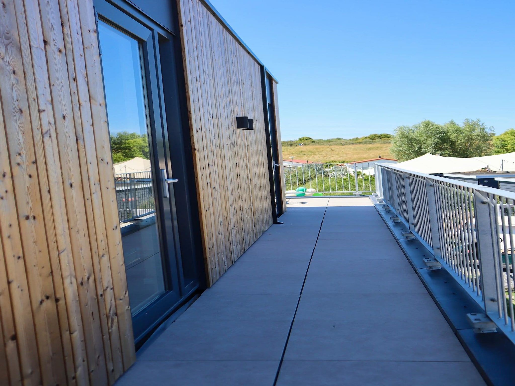 Het terras van Bungalow Ocean Deluxe 8 Person in ’s-Gravenzande