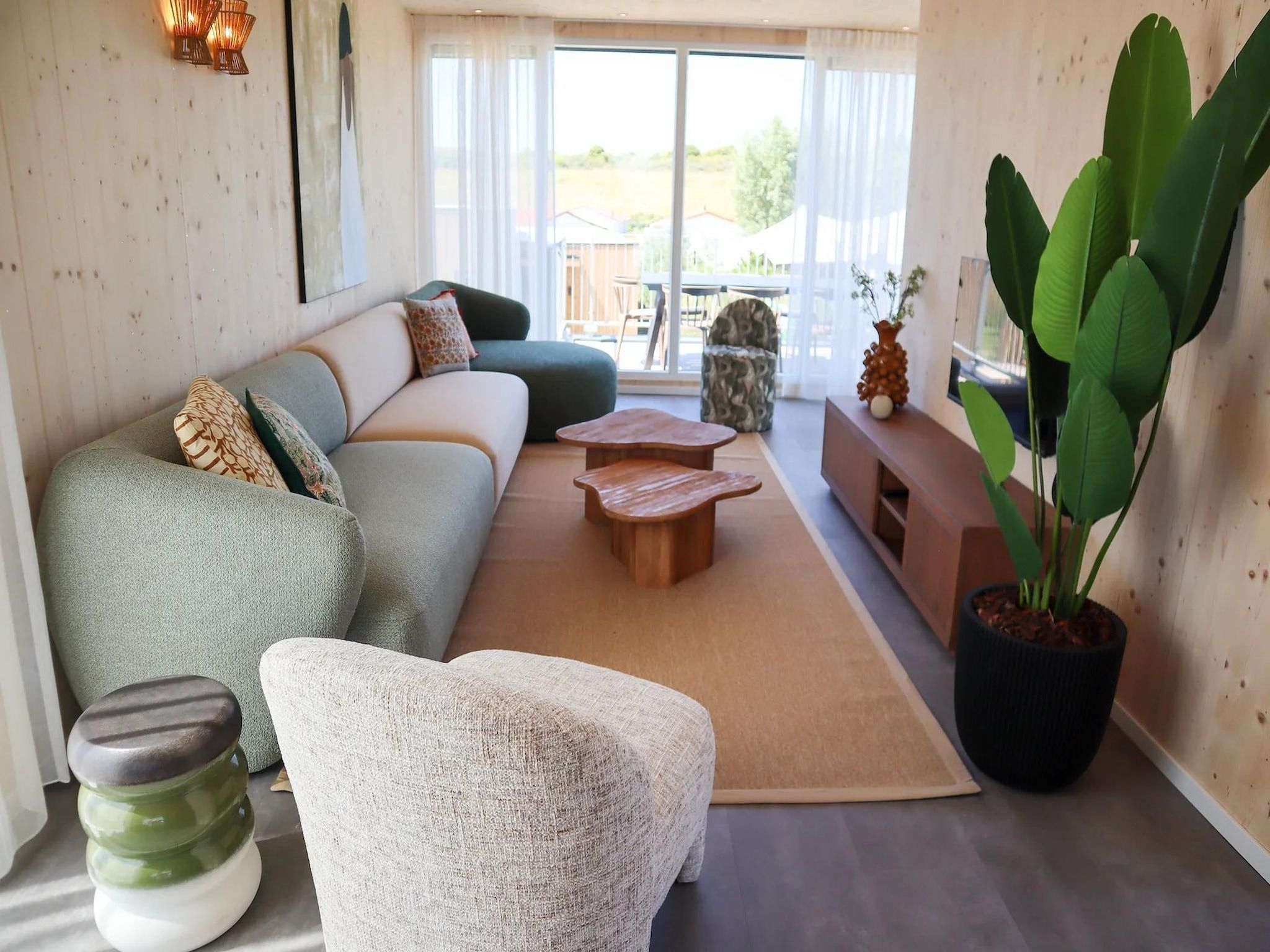 De woonkamer van Bungalow Ocean Deluxe 8 Person in ’s-Gravenzande