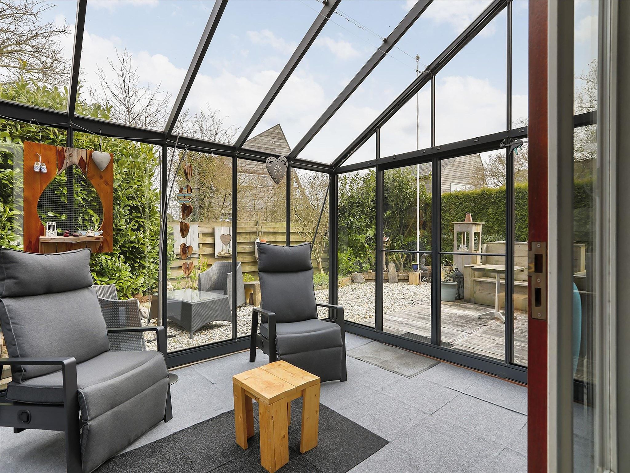 De woonkamer van Combinatiewoningen Wolters in grou