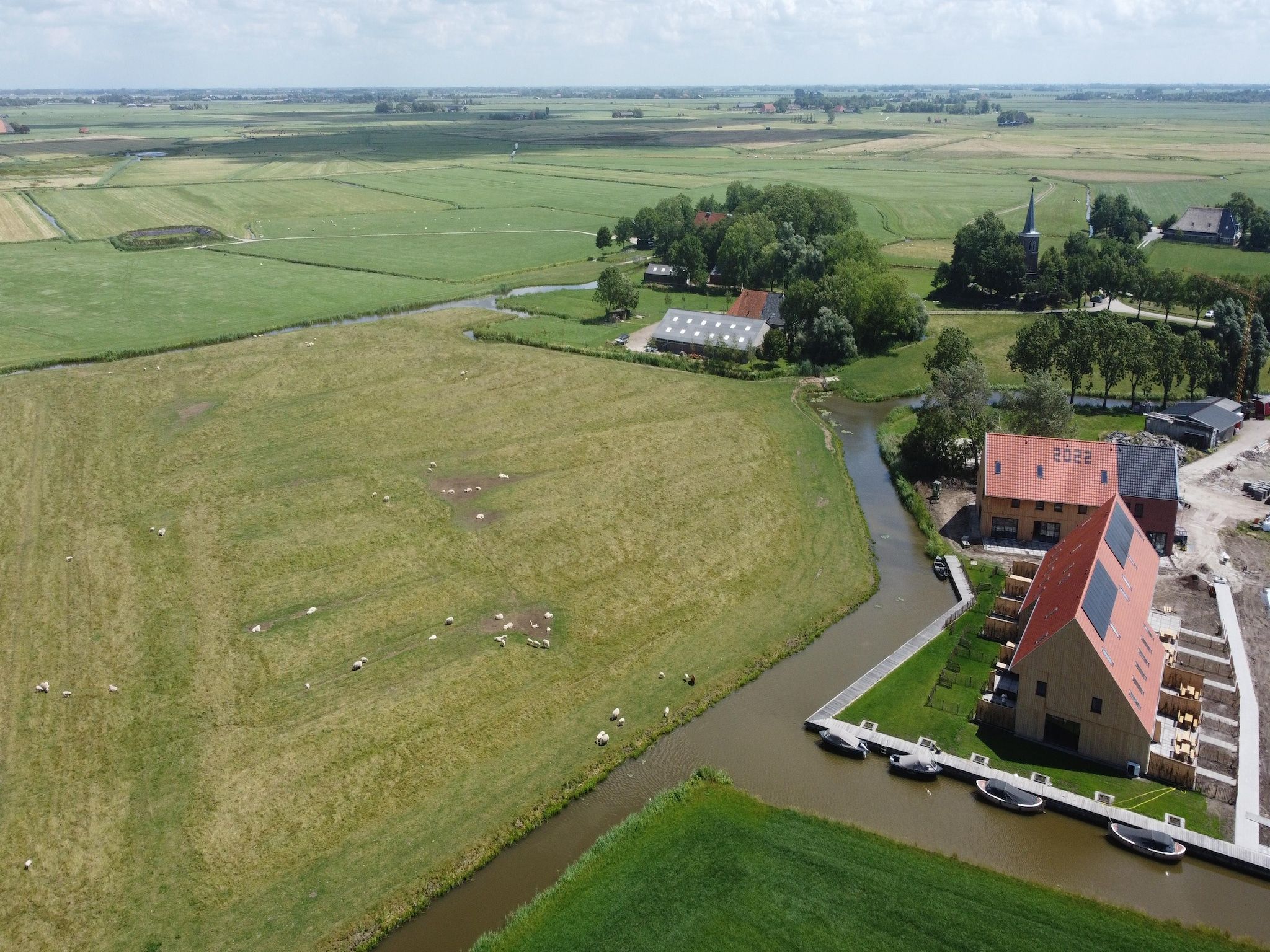 De omgeving van Moderne villa op het Friese platteland in leons