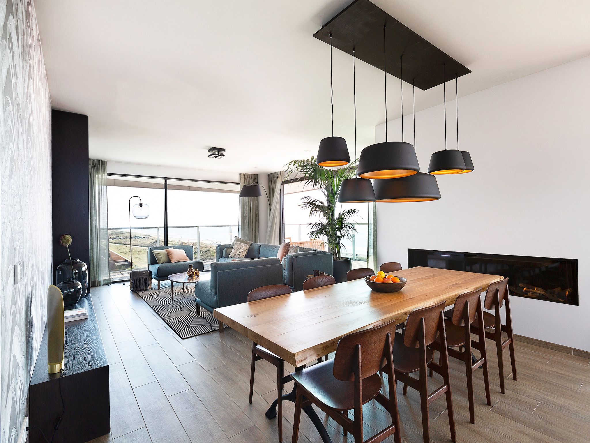 De eetkamer van Droomsuites Egmond aan Zee - 8 person apartment in Egmond aan Zee