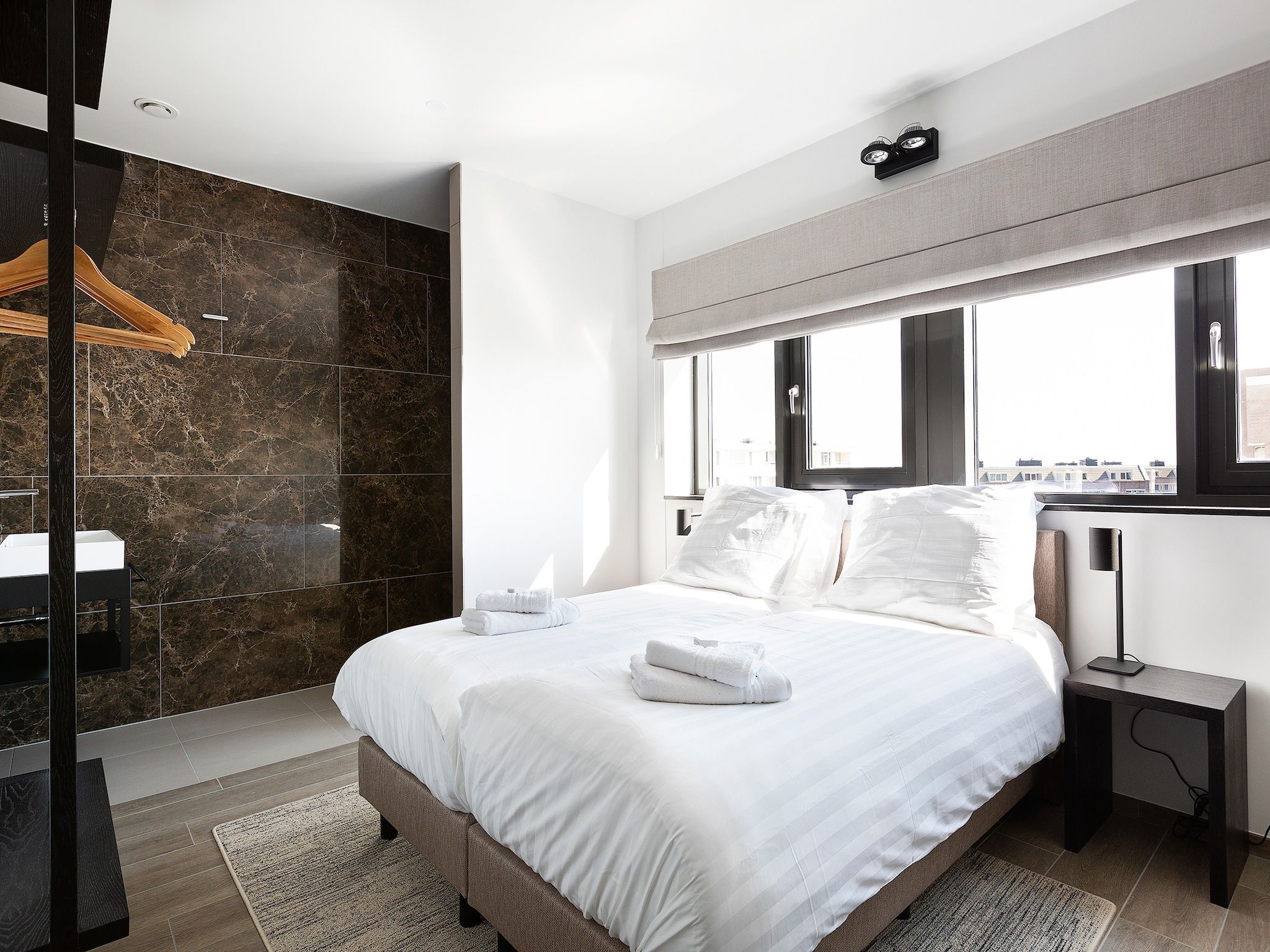 Een slaapkamer van Droomsuites Egmond aan Zee - 8 person apartment in Egmond aan Zee