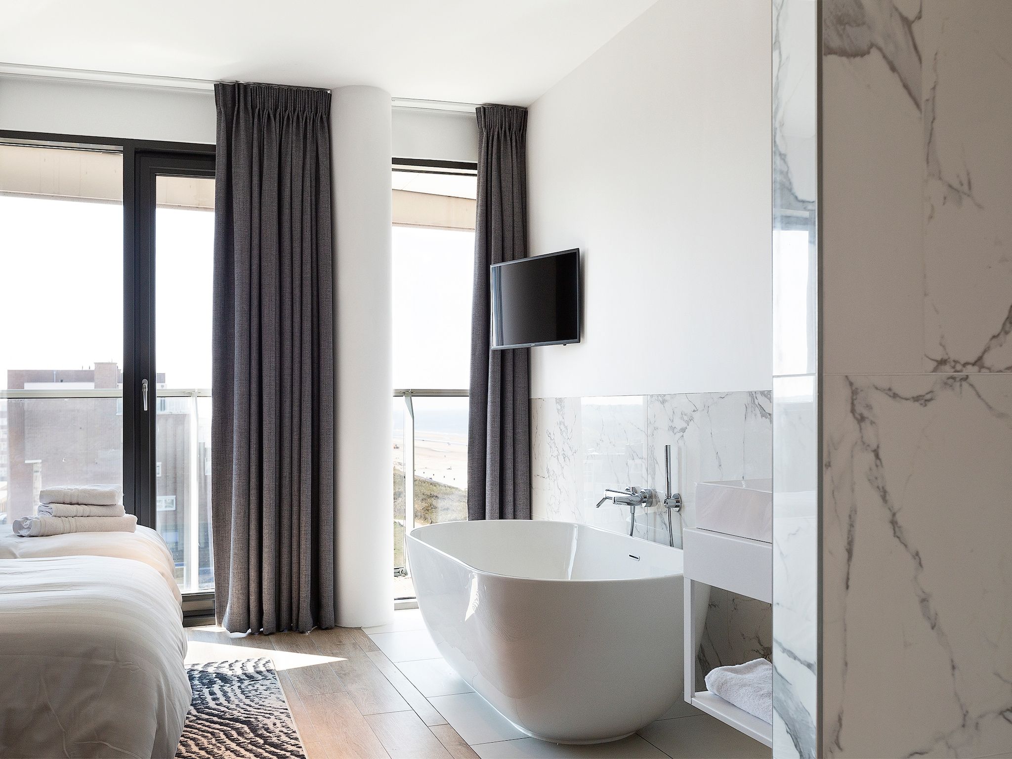 Een slaapkamer van Droomsuites Egmond aan Zee - 8 person penthouse in Egmond aan Zee