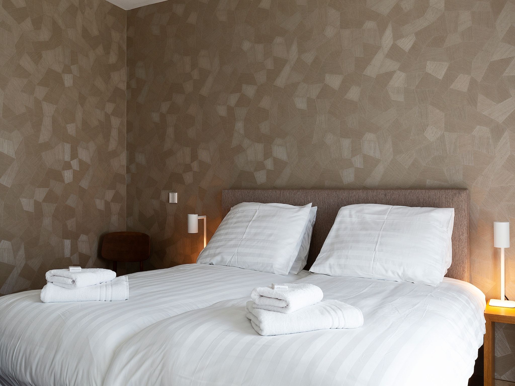 Een slaapkamer van Droomsuites Egmond aan Zee - 8 person penthouse in Egmond aan Zee