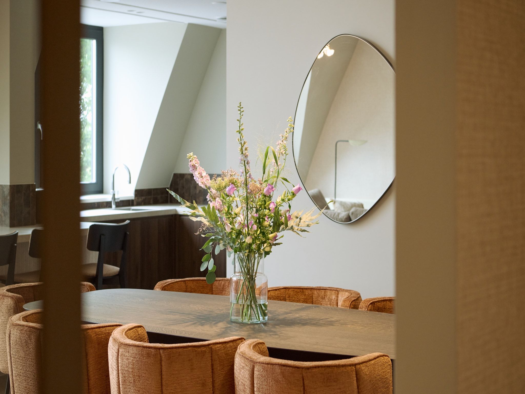 De eetkamer van Droomsuites Texel - 8 person apartement in Den Burg