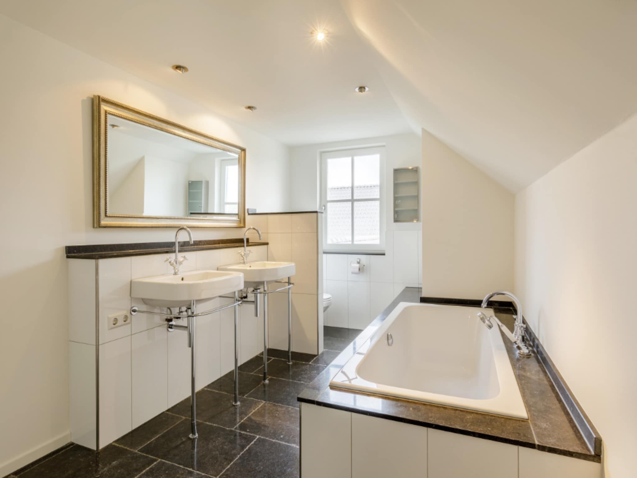 De badkamer van Landhuis Aalten in Aalten