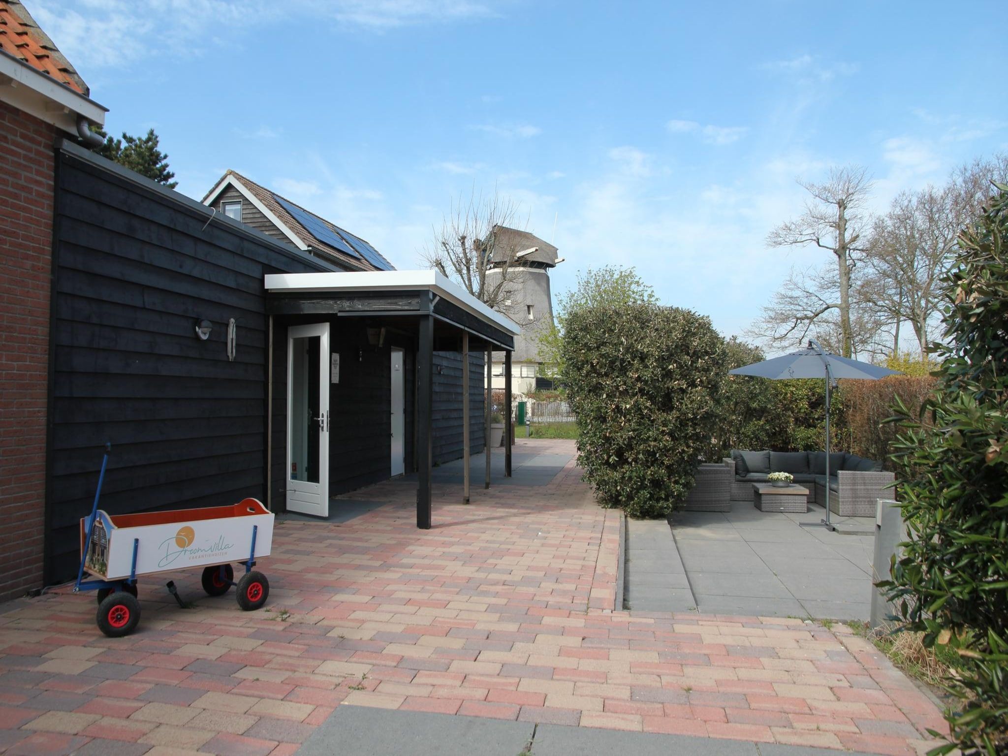De buitenkant van Tussen Duin en Strand in Egmond aan den Hoef